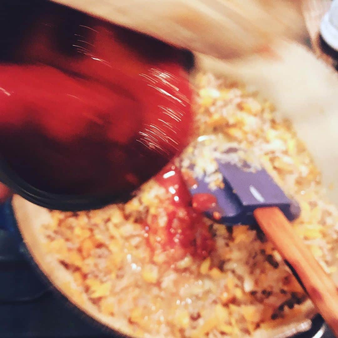 阿部洋子さんのインスタグラム写真 - (阿部洋子Instagram)「😋🍲✨ やほー あしたの生放送の原稿も無事書き終わったので！ おうちごはん ターイム！  泡飲みながら作ってます。  なーにをつくってるんでしょーか？  ま、わかるかー笑  玉ねぎとニンジンをブレンダーでみじん切り。 しいたけなかったけど構わん。 バターで炒めて、 トマトホールを投入！ ん？ホールトマト？ ウスターソースとちょいケチャップと麺つゆ、 そして、月桂樹の葉っぱを入れて、 しばらく煮る！ お水はいれまへん。  #おうちごはん  爪、伸びてきたなー  ごはんつくってるときって、 無心になれるよねー！ 不思議と。 もくもくと刻んだり炒めたり。 今回は炒めたのブレンダーだけどw  このブレンダーは、 20年選手かも！ 結婚当初に買ってもらったやーつ。 別れても持ってきた😝」7月27日 23時03分 - hirocoring