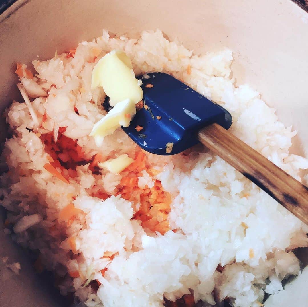 阿部洋子さんのインスタグラム写真 - (阿部洋子Instagram)「😋🍲✨ やほー あしたの生放送の原稿も無事書き終わったので！ おうちごはん ターイム！  泡飲みながら作ってます。  なーにをつくってるんでしょーか？  ま、わかるかー笑  玉ねぎとニンジンをブレンダーでみじん切り。 しいたけなかったけど構わん。 バターで炒めて、 トマトホールを投入！ ん？ホールトマト？ ウスターソースとちょいケチャップと麺つゆ、 そして、月桂樹の葉っぱを入れて、 しばらく煮る！ お水はいれまへん。  #おうちごはん  爪、伸びてきたなー  ごはんつくってるときって、 無心になれるよねー！ 不思議と。 もくもくと刻んだり炒めたり。 今回は炒めたのブレンダーだけどw  このブレンダーは、 20年選手かも！ 結婚当初に買ってもらったやーつ。 別れても持ってきた😝」7月27日 23時03分 - hirocoring