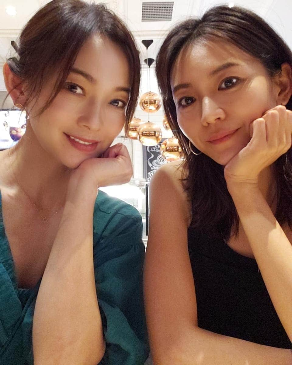 佐藤純さんのインスタグラム写真 - (佐藤純Instagram)「撮影後は、２人で遅めのランチ❤️  雨も上がったし、屋上へ。  蒸し暑さはあるけど…気持ちいい～☀️  いくらでも喋ってられる😆  @nao_nao310  #ランチ #お茶 #ママ #ママモデル #モデル #mama #mamamodel #model」7月27日 22時58分 - junsatoidea