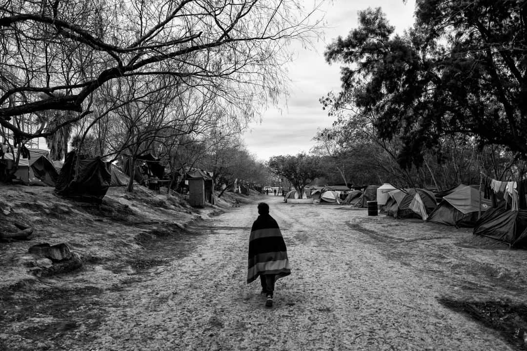 ライカさんのインスタグラム写真 - (ライカInstagram)「César Rodriguez - Matamoros  Dreams put on hold: With intense black-and-white images, photographer César Rodriguez (@cesar_rodriguezb) reports on the conditions and everyday life in the Mexican refugee camp of around 2500 people in Matamoros – just a stone's throw away from the Texan town of Brownsville. Read the full story on our Blog (Link in Bio)  https://bit.ly/2CEXZXb  #LeicaCamera #Leica #🔴📷 #blackandwhite #bnw #bw #reportage」7月27日 23時00分 - leica_camera