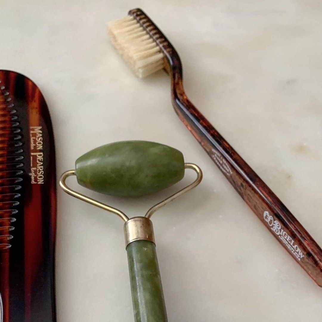 C.O. Bigelowさんのインスタグラム写真 - (C.O. BigelowInstagram)「The beauty rituals of @misscandiceb❣️ Brush in style with our soft tortoise pattern vintage-inspired toothbrush, made with the finest quality natural bristles for gentle cleansing! 😁」7月27日 23時01分 - cobigelow