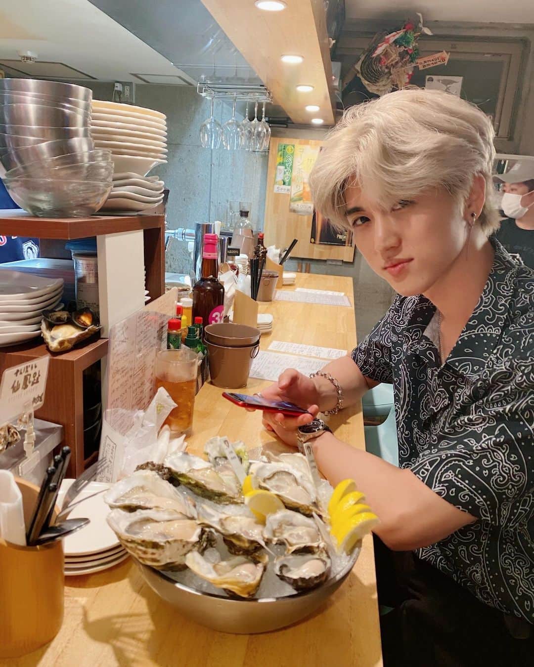 のインスタグラム：「How many oysters can you eat in one sitting? 😋  カキどんぐらいたべれる？👅  #oyster #oysterlover #oysterlovers #kichijoji #howmanycanyoueat  #oysterbar #familyresturant #カキ #カキ氷  #オイスター  #オイスターバー  #吉祥寺  #美味しい #親戚のお店 #久しぶり」