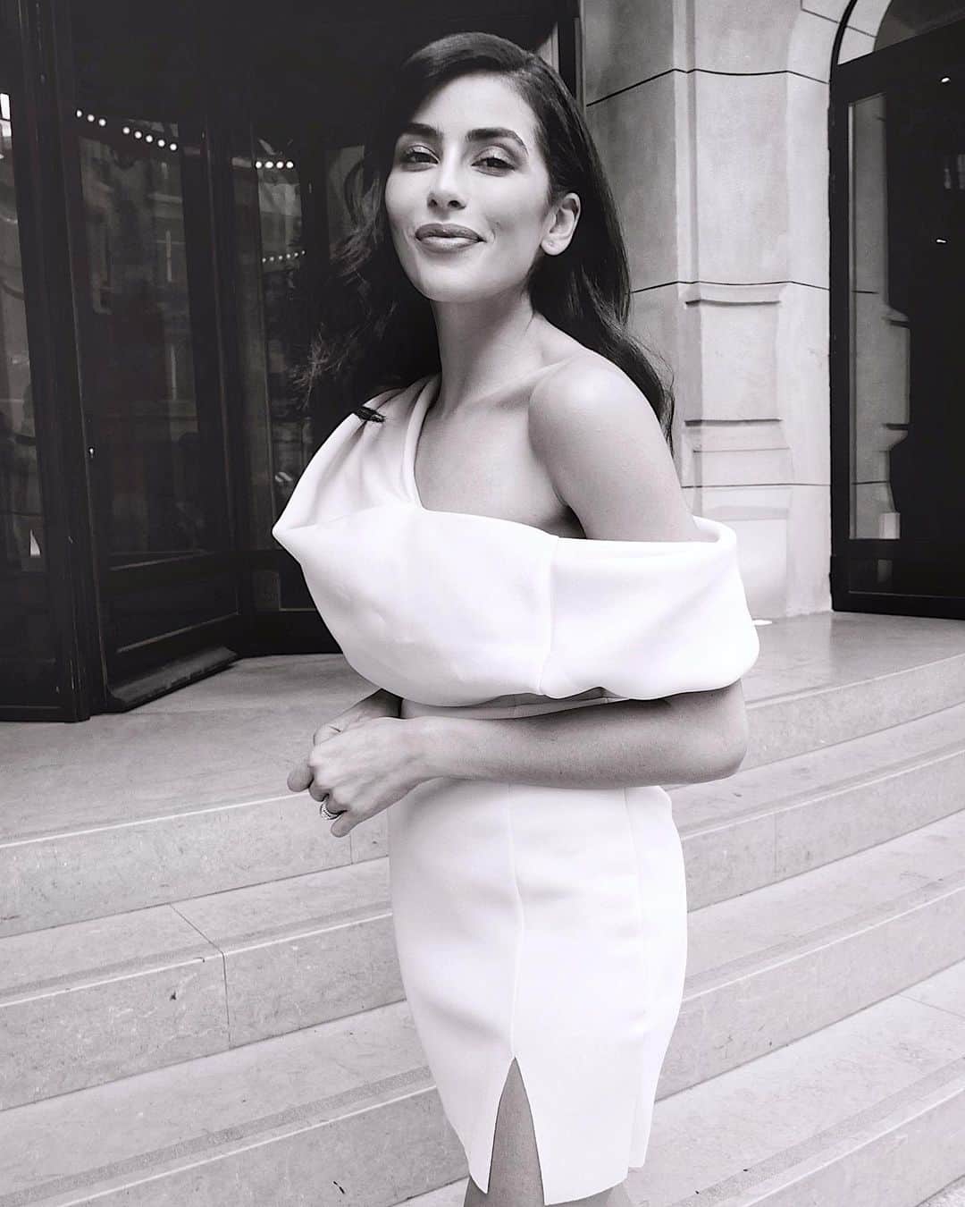 Sazan Hendrixさんのインスタグラム写真 - (Sazan HendrixInstagram)「Challenge accepted 🖤 nominated by my friend @daniellamonet 💫 Always choose to be the woman who congratulates other women, has their backs, and tells them they are amazing ✨ #womensupportingwomen」7月27日 23時03分 - sazan