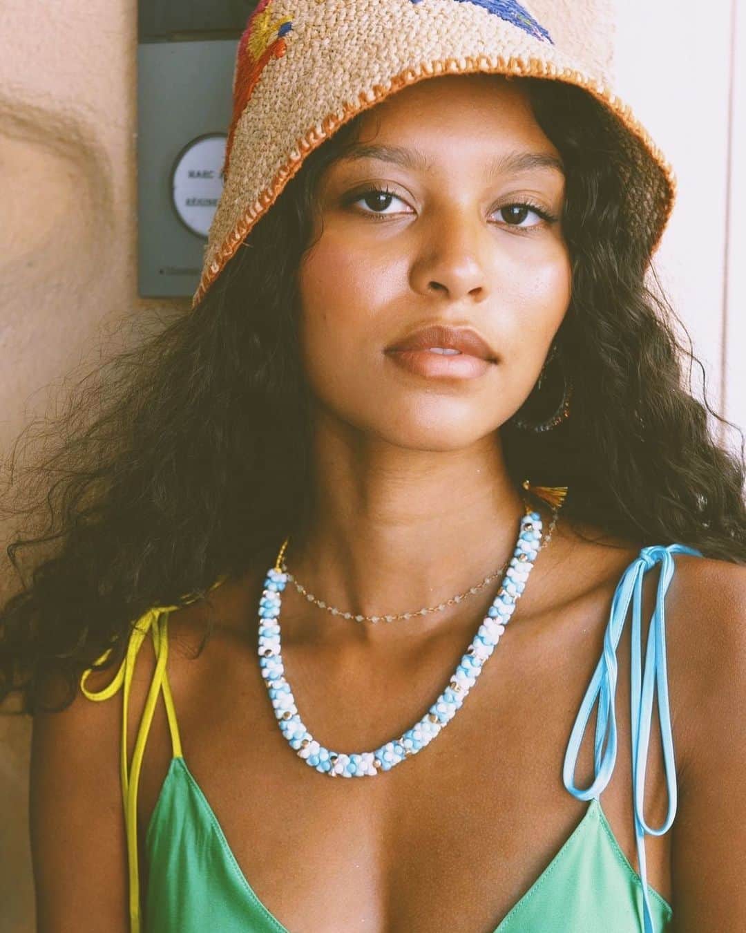 ダニジョーのインスタグラム：「Summer staples ⭐️ living in slip dresses, neck parties & bucket hats @lisecnp」