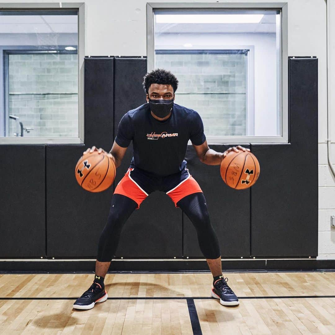 Under Armour Basketballさんのインスタグラム写真 - (Under Armour BasketballInstagram)「Control the court in the #UASPORTSMASK. Comfortable and water-resistant, it stays put so you can focus on your game. Pre-order through link in bio. Ships by 9/4.」7月27日 23時06分 - uabasketball