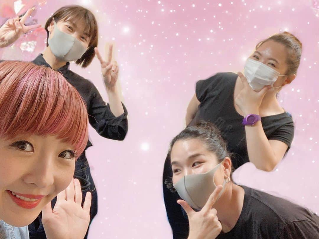 小此木まりさんのインスタグラム写真 - (小此木まりInstagram)「💇‍♀️💗💆‍♀️  ジャージー・ボーイズ  イン  コンサート2020 最強ヘアメイクチーム💜  井上京子さんの素敵なヘアデザイン💕 そして、このキュートな３人が 毎日私たちを素敵に変身させてくれています✨  ヘアメイクルームにいるだけで癒されます💕  いつもありがとうございます🙏  大好き！  #JBCON2020 #ジャージーボーイズ #ジャージーガールズ #ヘアメイク #最強チーム 💕 #ありがとうございます 🙏」7月27日 23時08分 - mariokonogi