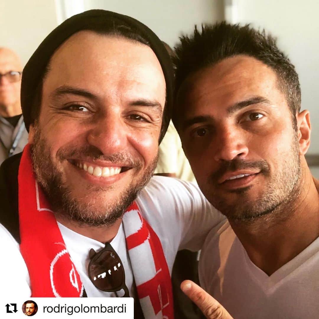 アレッサンドロ・ローザ・ヴィエイラのインスタグラム：「A admiração por você é gigante amigo @rodrigolombardi — #Repost @rodrigolombardi with @get_repost ・・・ Podemos duvidar ou questionar quase tudo: Deus existe?  Milagre existe? Muita gente acha que sim. Eu inclusive.  Mas, que @falcao12oficial é o melhor jogador de futsal de todos os tempos, não há dúvidas. Quem tiver que apresente seus argumentos. Duvido que haja um. Nelson Rodrigues disse: a unanimidade é burra. Bem, ele devia estar certo, mas não conheceu esse cara.」