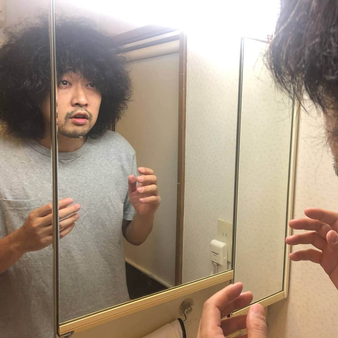 今井隆文さんのインスタグラム写真 - (今井隆文Instagram)「本日、35歳になりました！ ありがとうございます！ 35年ってすごいな。と！ ウイスキーだったら、良き熟成具合なんでしょうか？  知らんけど！w  ちょっとでも笑って頂けるよう、右&左へ何回もスワイプしてお楽しみ下さい！  てか、マジでこの素材なんや？！ すごすぎるやろ！！  生まれてずっと謎だ！」7月27日 23時14分 - imataka_tenpa