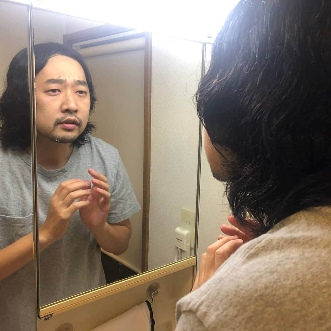 今井隆文のインスタグラム：「本日、35歳になりました！ ありがとうございます！ 35年ってすごいな。と！ ウイスキーだったら、良き熟成具合なんでしょうか？  知らんけど！w  ちょっとでも笑って頂けるよう、右&左へ何回もスワイプしてお楽しみ下さい！  てか、マジでこの素材なんや？！ すごすぎるやろ！！  生まれてずっと謎だ！」