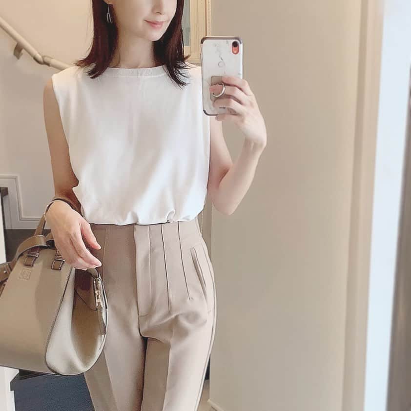 乙黒えりのインスタグラム：「ザラのハイウエストパンツ ベージュが欲しかったので入荷のメールが来たからポチりました。 すぐ届くしzara最高〜 形がいい感じ。 シンプルなTシャツやタンクトップ合わせるだけでいいし使い勝手が良さそう〜✌︎ 日本サイズはMだけど ザラだと海外サイズなのでSでちょうどいいです。 @zara  #zara #outfit #ハイウエストパンツ#ママファッション#ママコーデ#ベージュ#fashion#highwaist #beige」