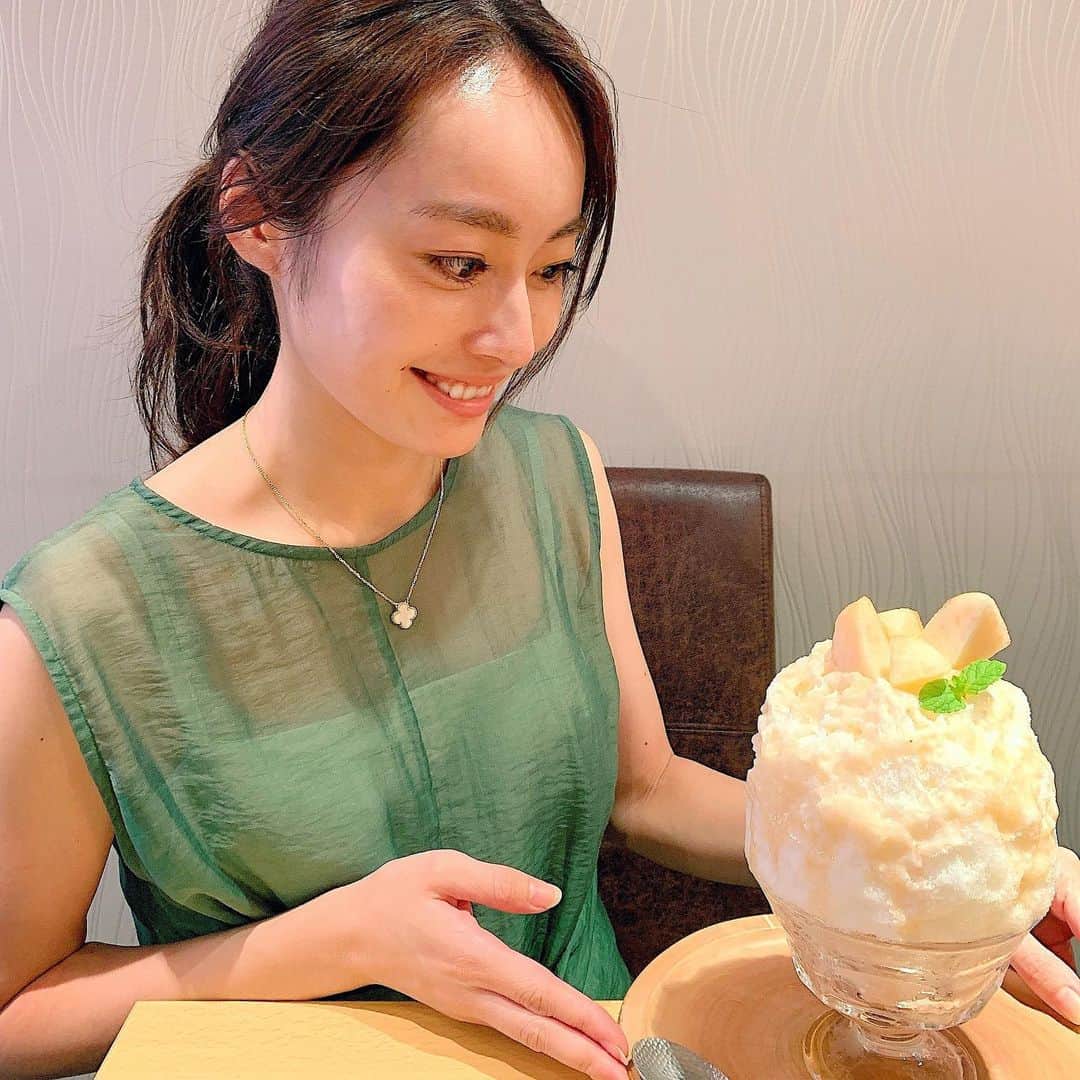 小祝麻里亜のインスタグラム：「今年はコロナの中、どんな夏になるんでしょう？  あそこへ行って🌴これ食べに行って🍧なんて、なかなか計画も立てられないですもんね☀️😳  そんな中、小学生の子に聞いたら、もう夏休みに入ったそうです🌻この間やっと通い始めたばかりなのに。笑　 小さい子から高齢者の方まで、大変な世の中ですが…なるべく楽しい事を見つけて、少しでも明るい日々を過ごせますように☺️❣️❣️ ． ． 今日は蒸し暑すぎて、夕飯の片付けが終わった後にガリガリ君を食べちゃいました👻チョコミント再販しないかなぁ〜✨✨✨ ． ． ＿＿＿＿＿＿＿＿＿＿ #かき氷 #ガリガリ君 #夏休み #どうなることやら #빙수　#팥빙수　#팥빙수맛집」