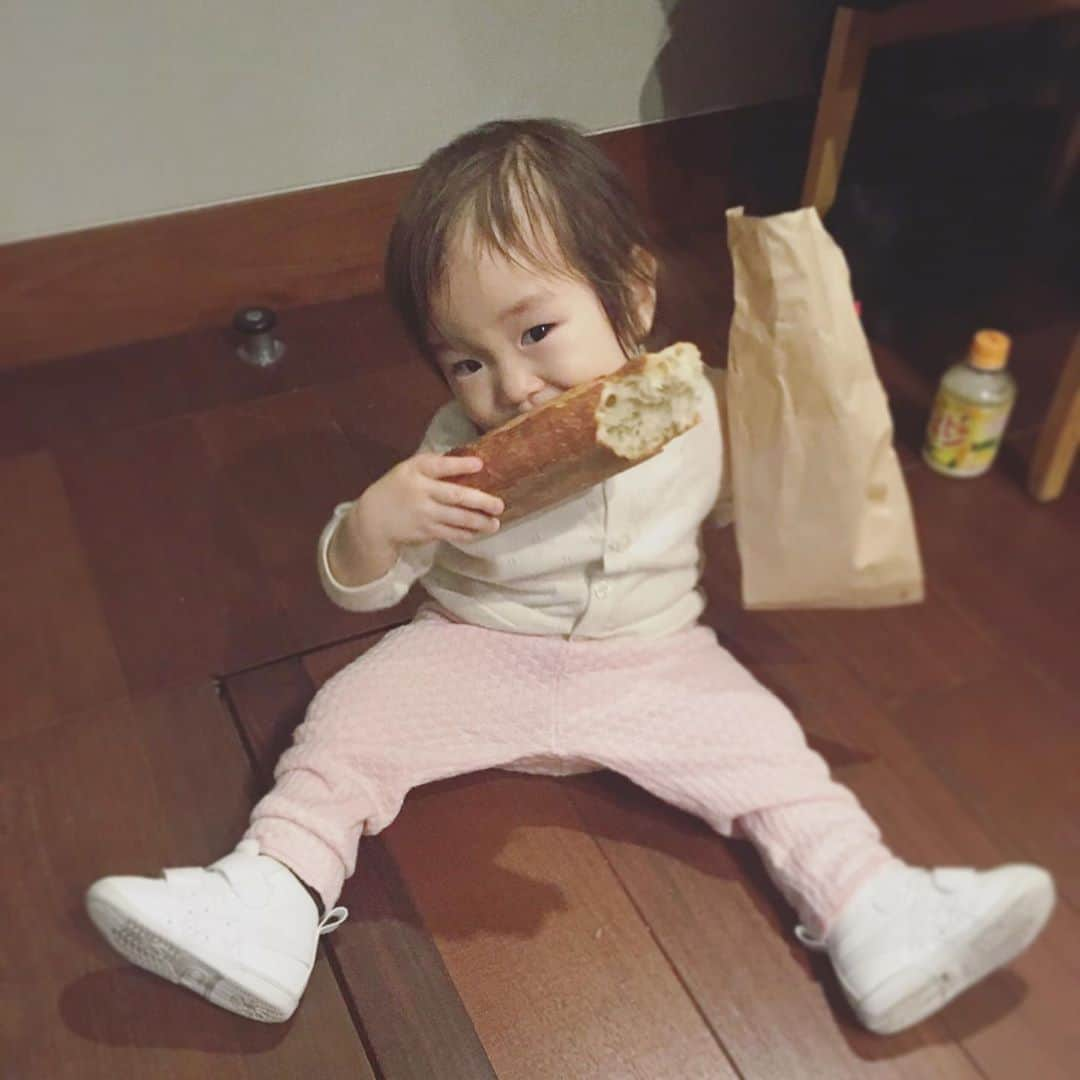 坂本美雨さんのインスタグラム写真 - (坂本美雨Instagram)「#幼児と大きいパン シリーズ 1歳数ヶ月かな… ラジオのスタジオにて、シッターさん撮影。 固いパンが好きなのは今も変わらず。 . いつかの #今日のなまこちゃん」7月27日 23時18分 - miu_sakamoto