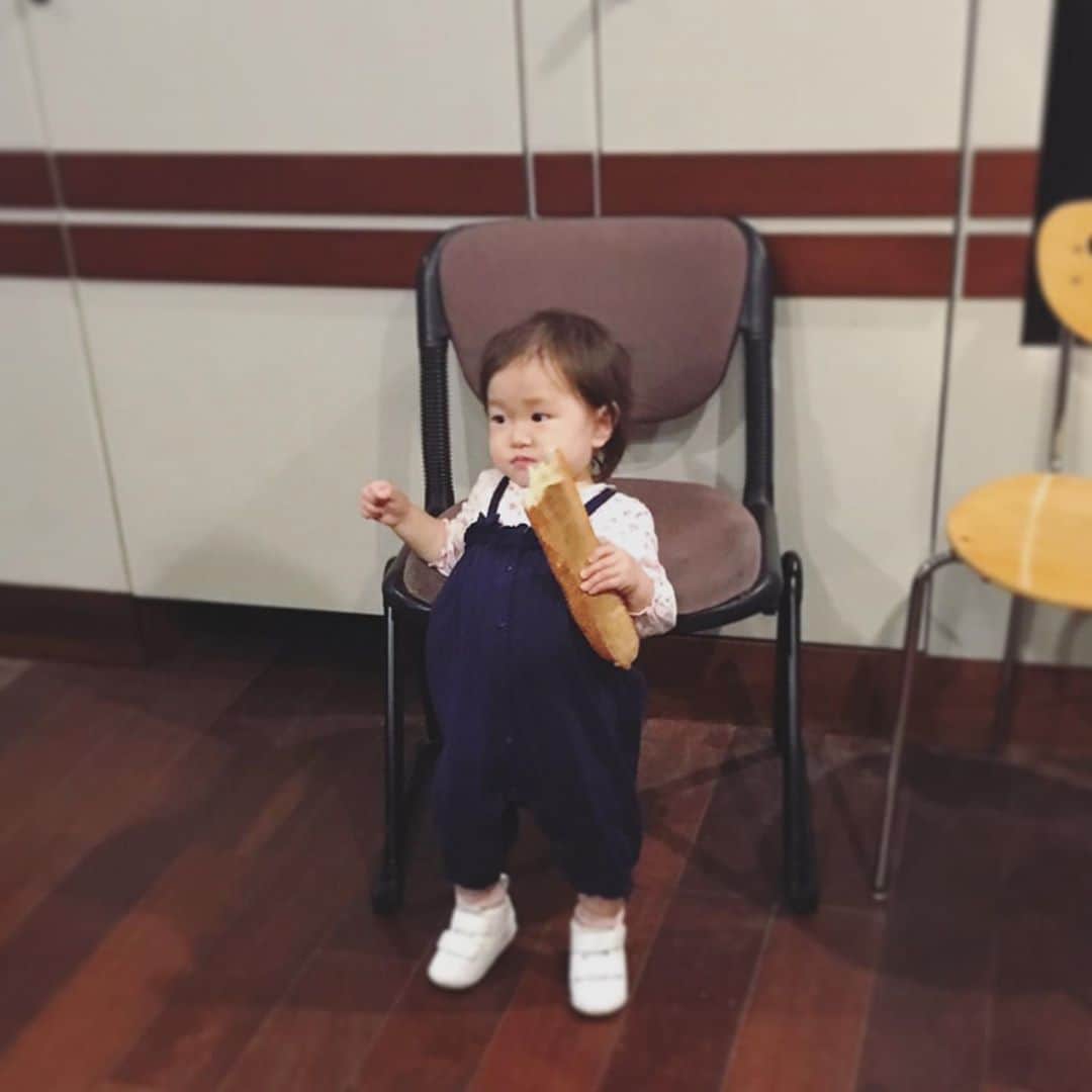 のインスタグラム：「#幼児と大きいパン シリーズ 1歳数ヶ月かな… ラジオのスタジオにて、シッターさん撮影。 固いパンが好きなのは今も変わらず。 . いつかの #今日のなまこちゃん」