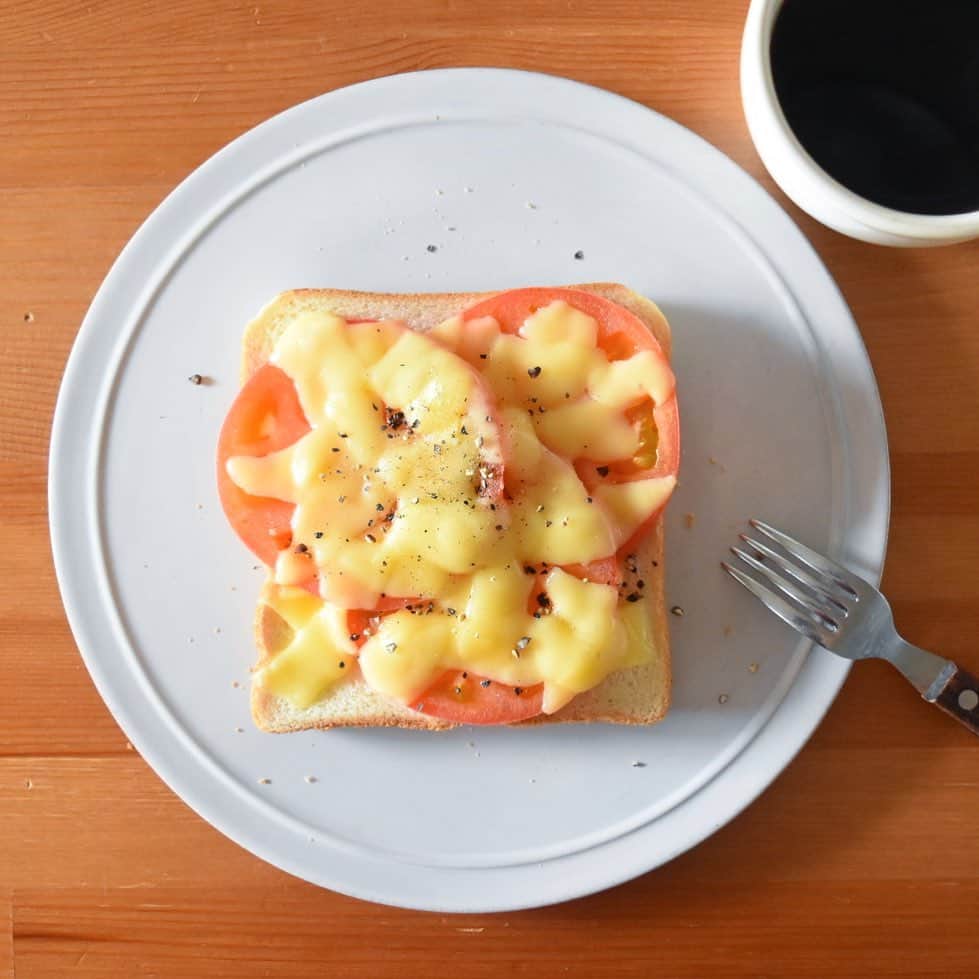 山崎佳のインスタグラム：「Today’s breakfast. トマトとチーズ。」