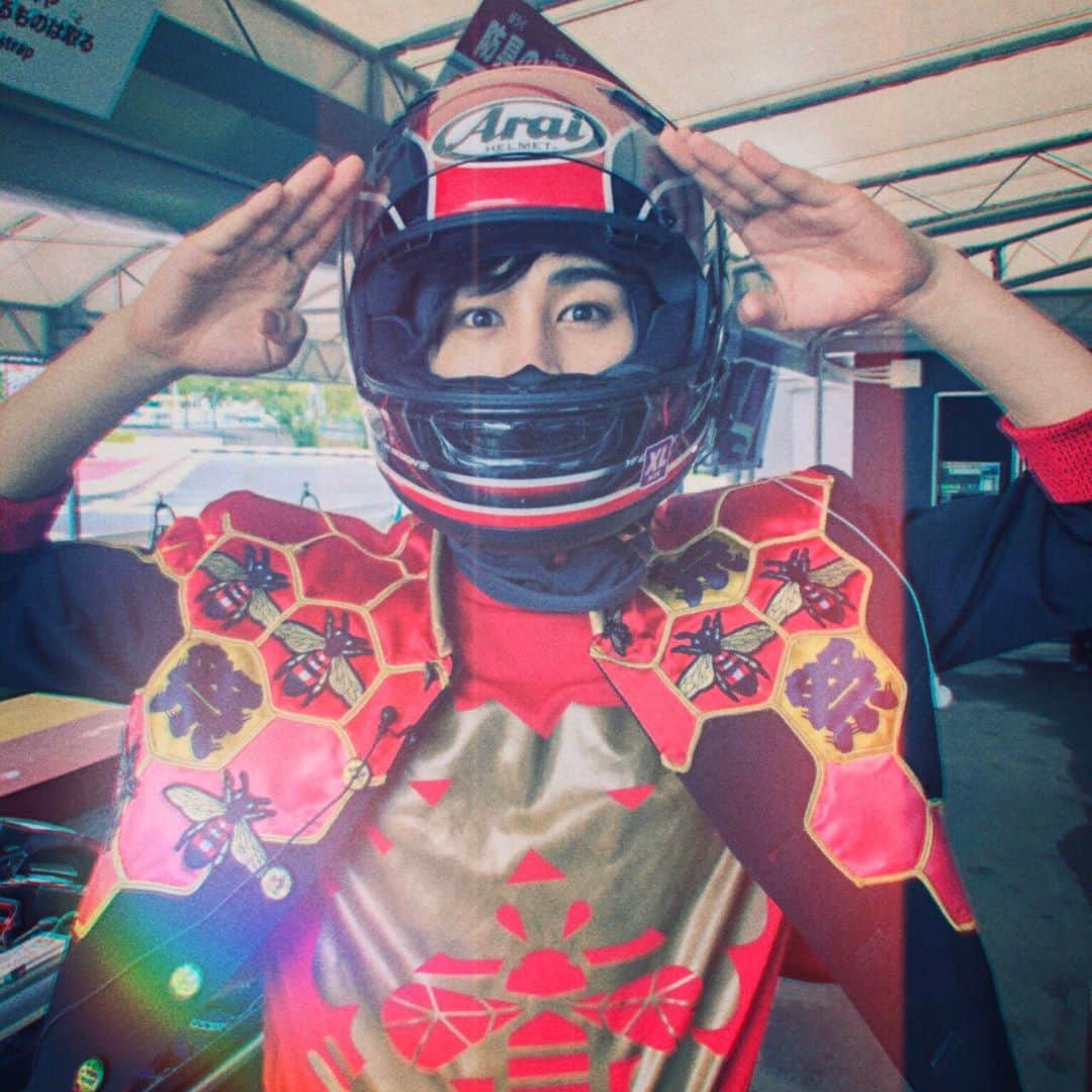祭nine.のインスタグラム：「リーダーでーす🏎  スイッチ生放送💪  #リーダー #レーサーって凄い #F1 #初め大雨やったけど、無事に晴れて良かった #基本的にアメダン #カートと学ランの配色ピッタリ」