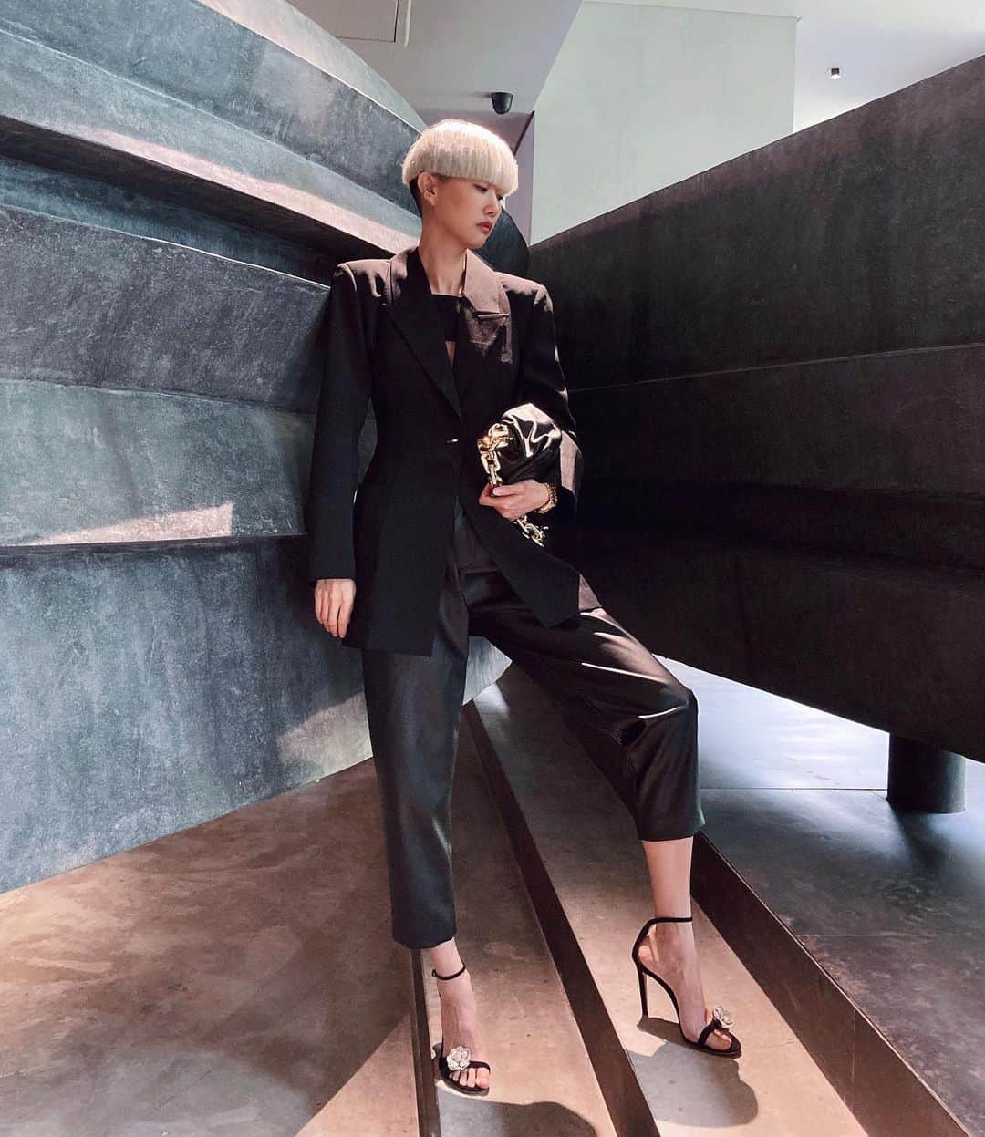 シェンさんのインスタグラム写真 - (シェンInstagram)「🖤🖤🖤  #calvinluo #giuseppezanotti #bottegaveneta」7月27日 23時24分 - shenshenshenshen