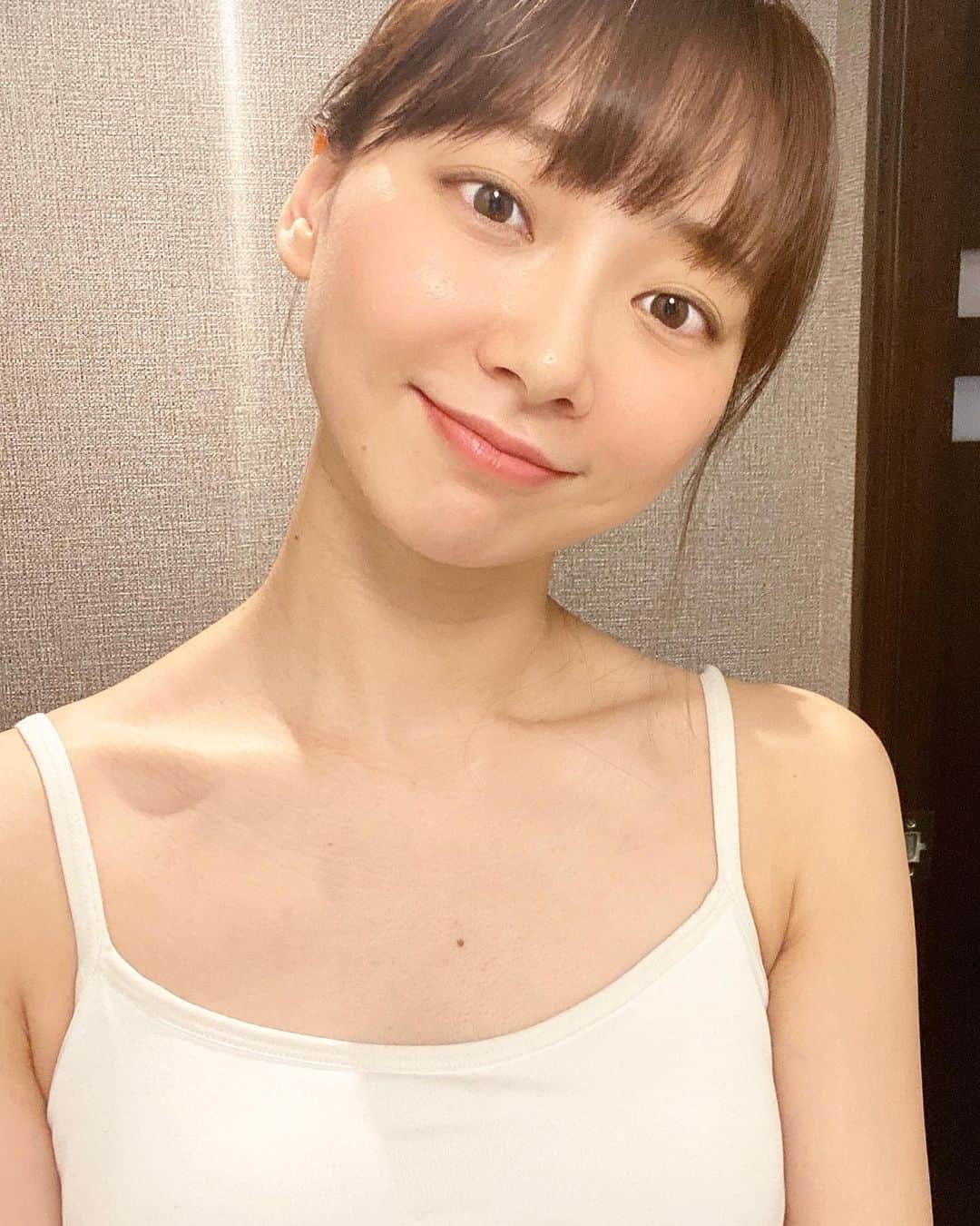 葉月祥子のインスタグラム：「Beauty🧖‍♀️のお仕事選考用のスナップ写真撮ったついでにインスタようにも🐾📸﻿🌿 ﻿ ﻿ 梅雨ってお肌が潤って良い感じです☔️﻿ ﻿ ﻿ おやすみなさい⭐﻿ ﻿ 明日も良い日でありますように♪﻿   #spacecraft #葉月祥子 ﻿ #beauty #skincare #model ﻿ #goodnight ﻿#goodforsleep 😴 ﻿」