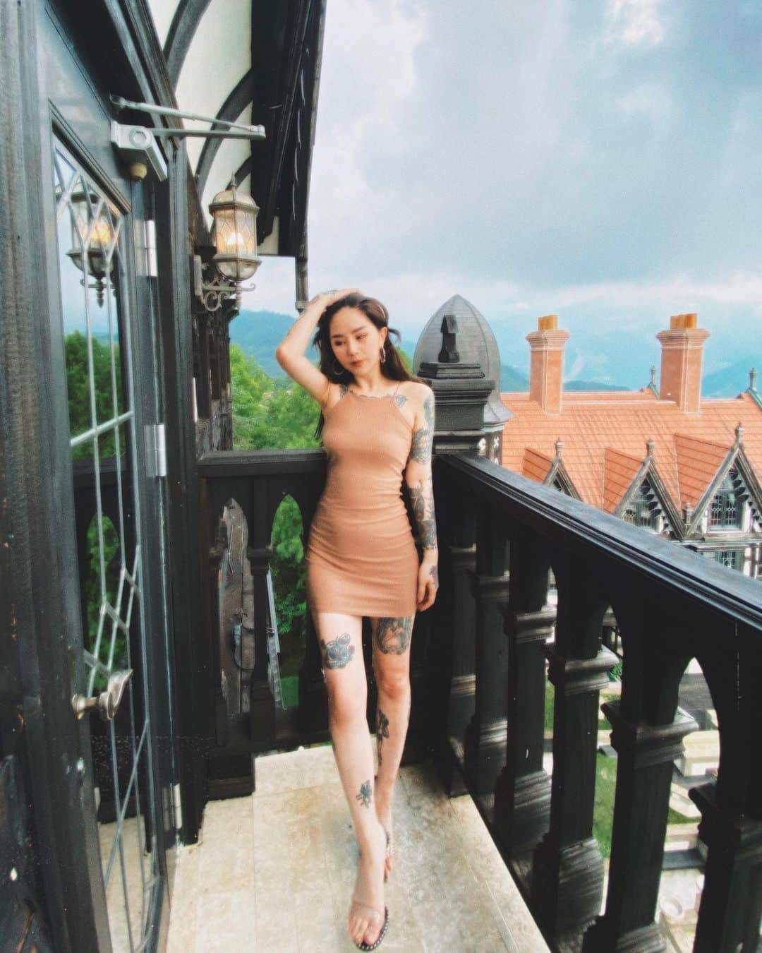 Abby Chenのインスタグラム：「某天朋友一句話點醒了我 於是我再也不向任何人訴說 儘管去體現好 沒有人願意替你承受看見那些不好 讓內心更強大去接受🤍」