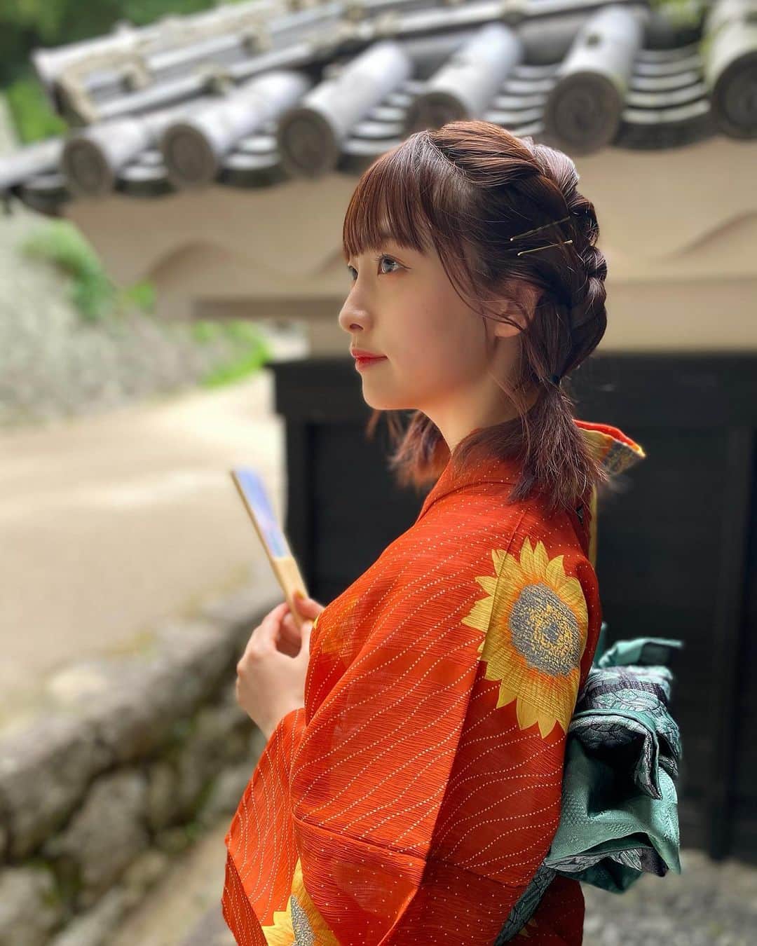 清原梨央さんのインスタグラム写真 - (清原梨央Instagram)「パキッとしたオレンジの浴衣👘🧡 この日はメイクもオレンジカラーで統一しました、大粒のホログラムとかも乗せていつもより華やかにできて嬉しかった〜〜☺️✨ その日に合ったヘアメイク考えたりするとほんとに楽しくてすきだー💭 明日も楽しもう〜 おやすみなさい🌙 ・ #浴衣　#夏　#ひまわり #ボブアレンジ  #編み込み #オレンジ　#メイク」7月27日 23時32分 - ___rioky001114