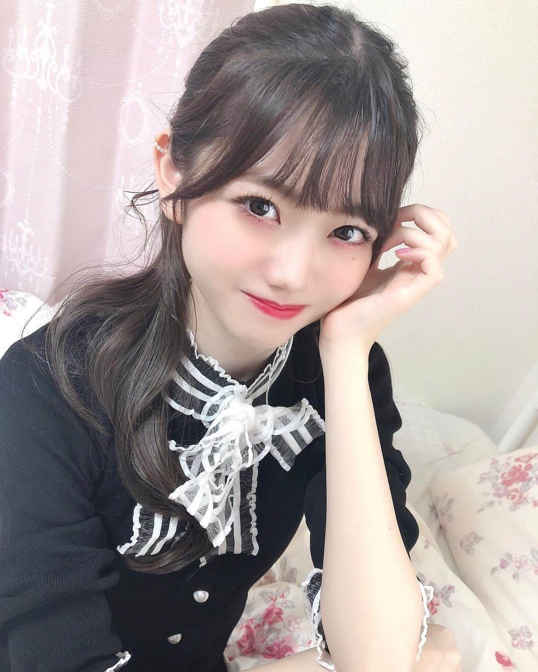 本田依里佳のインスタグラム：「流行りのメイクに挑戦してみました🔎🎀」