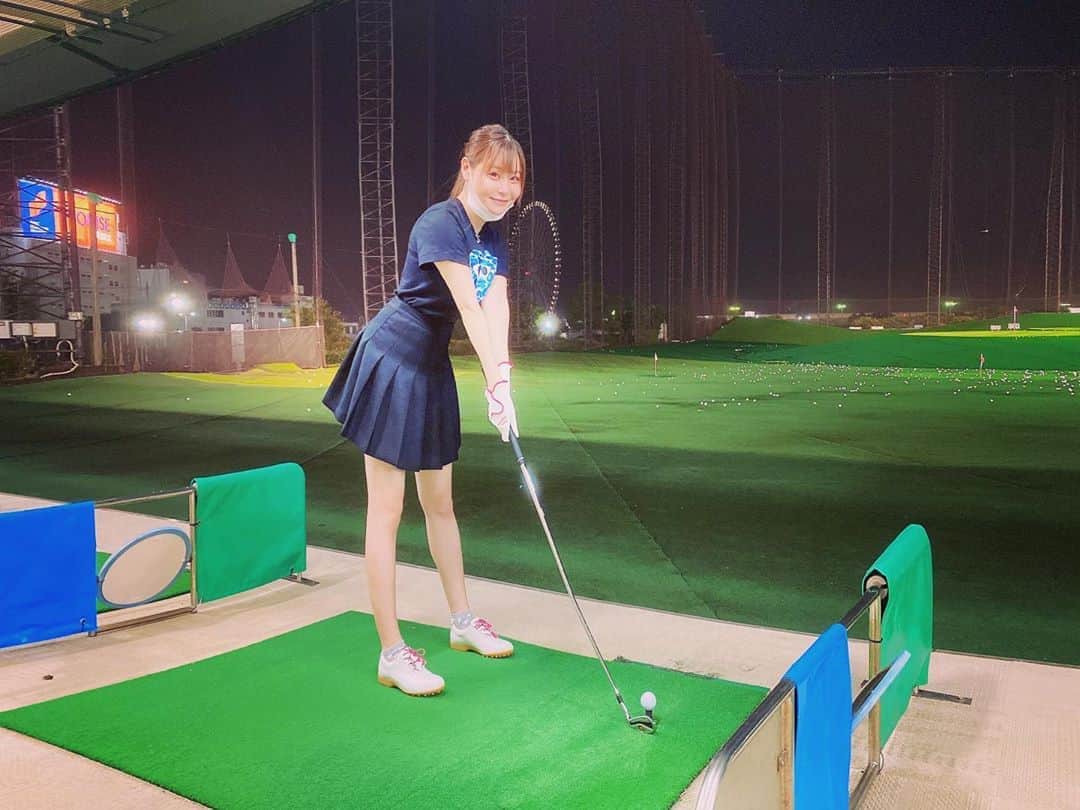 利咲のインスタグラム：「ゴルフの打ちっぱなし🏌️‍♀️⛳️ 久々すぎて打ち方忘れてる… もっと練習しなきゃ〜  上達する方法あったら教えて下さい♡  #ゴルフ #golf #ゴルフ女子 #ゴルフ初心者 #うちっぱなし #ゴルフ打ちっぱなし #葛西 #ロッテ葛西 #ロッテ葛西ゴルフ #ロッテ葛西ゴルフ練習場 #commedesgarcons #commedesgarconsplay #commedesgarçons #コムデギャルソンプレイ #コムデギャルソン #abathingape #ベイシングエイプ #アベイシングエイプ #Tシャツ女子 #ポニーテール  #ソーシャルディスタンス #socialdistancing」