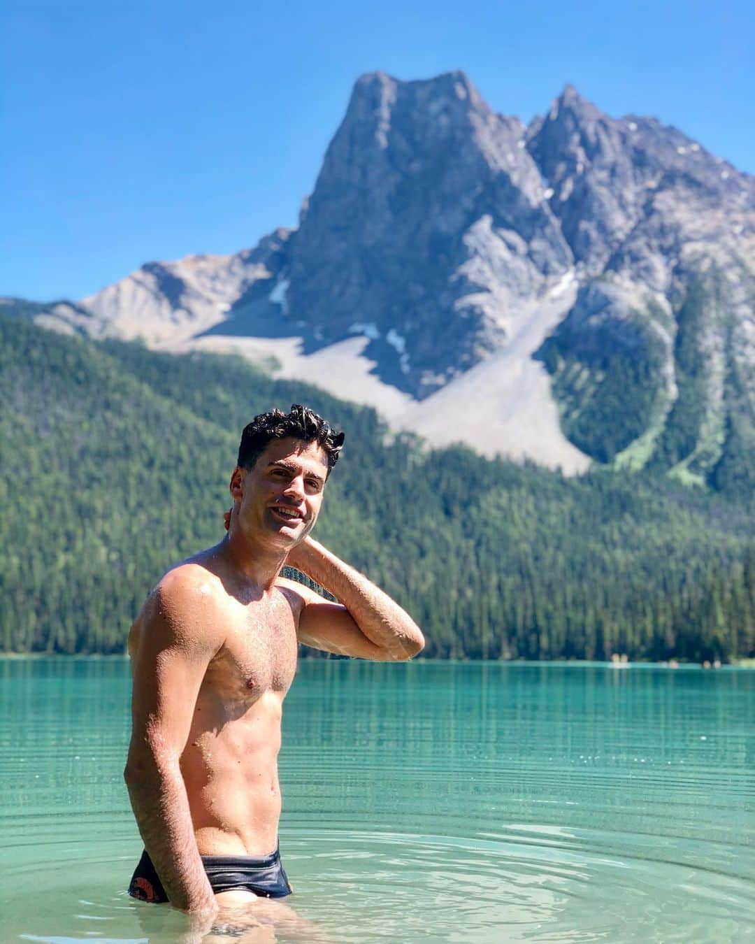 ハビエル・ラジャのインスタグラム：「Swimming in a glacier lake ☀️ 🏊‍♀️ 🥶」