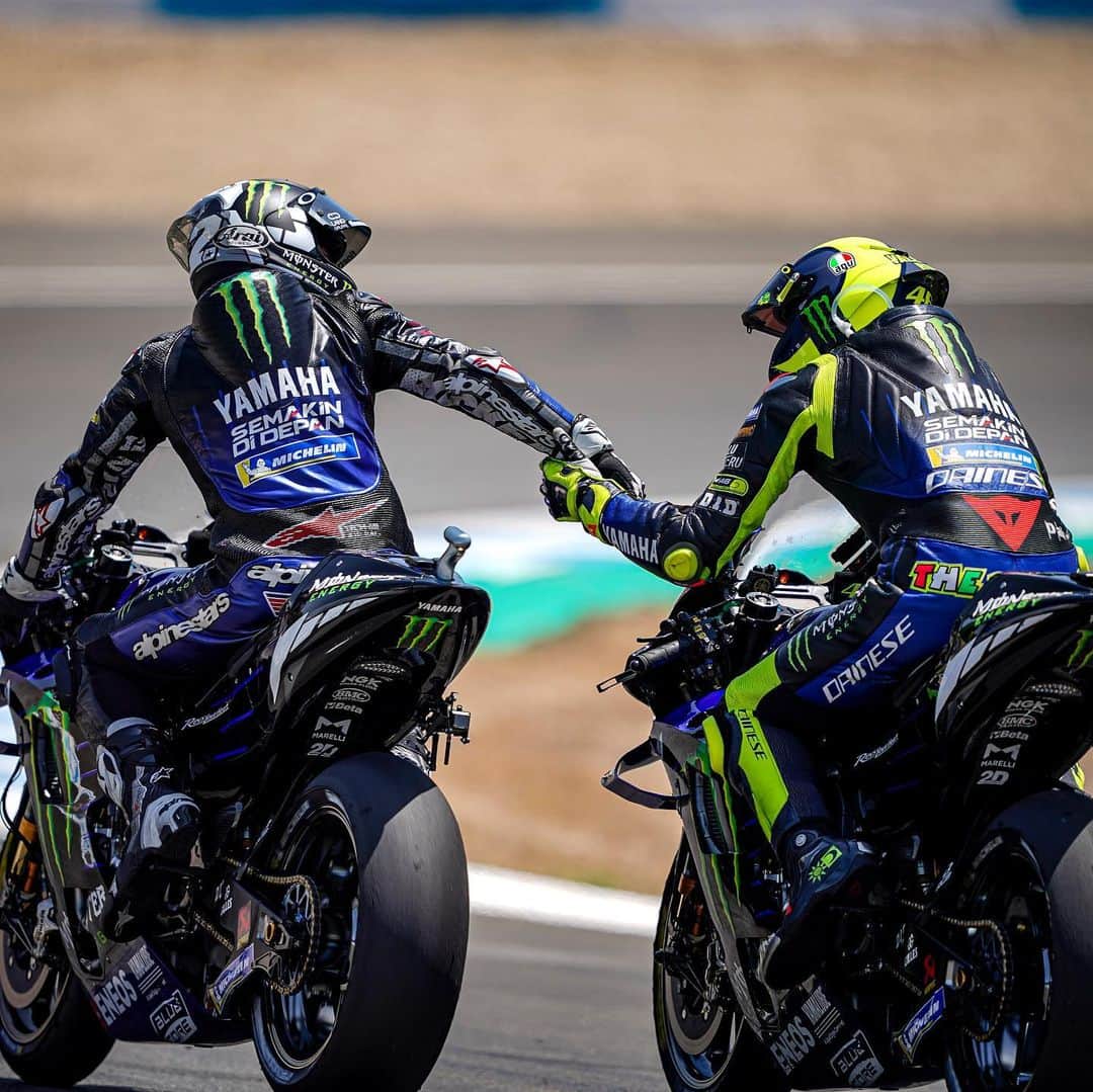 YamahaMotoGPさんのインスタグラム写真 - (YamahaMotoGPInstagram)「They enjoy a hard battle during the race ⚔️ but there's nothing but respect between @maverick12official and @valeyellow46 after the chequered flag 🏁   #MonsterYamaha  #MotoGP  #AndaluciaGP  #RacingForThem」7月27日 23時39分 - yamahamotogp