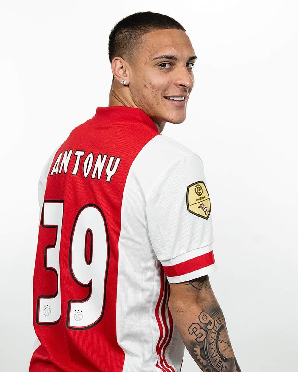 アヤックス・アムステルダムさんのインスタグラム写真 - (アヤックス・アムステルダムInstagram)「💉 39 ᥊ 39. 👕 Order the new Ajax shirt now with 𝙰𝙽𝚃𝙾𝙽𝚈 𝟹𝟿 on the back.  #BemVindoAntony」7月27日 23時39分 - afcajax