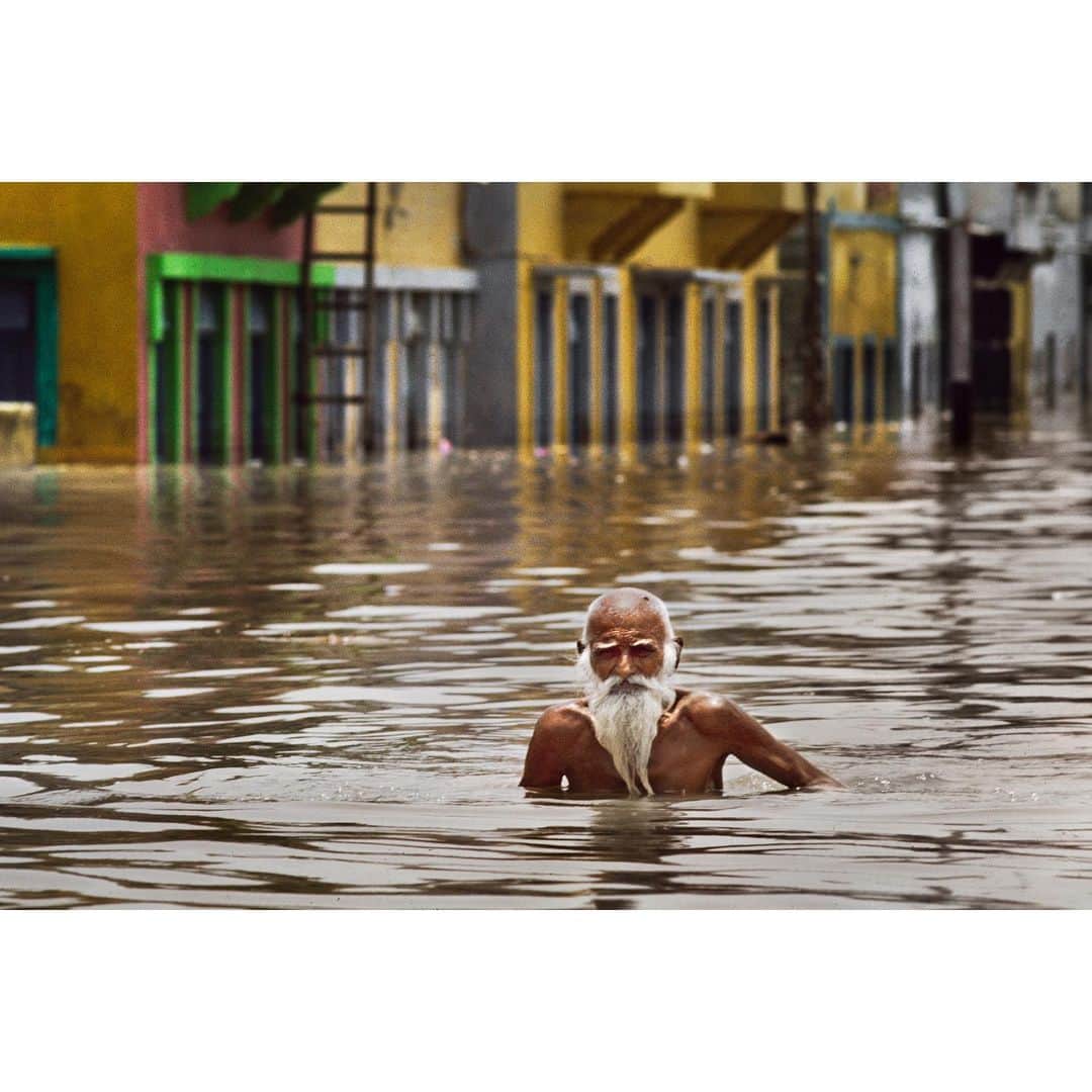 スティーブ・マカリーさんのインスタグラム写真 - (スティーブ・マカリーInstagram)「Man wades through monsoon waters in #Porbandar. The only way people could move around the city was to wade through the flooded streets or go by boat. #India, 1983.  #SteveMcCurry #SteveMcCurryIndia #SteveMcCurryMonsoons」7月27日 23時41分 - stevemccurryofficial