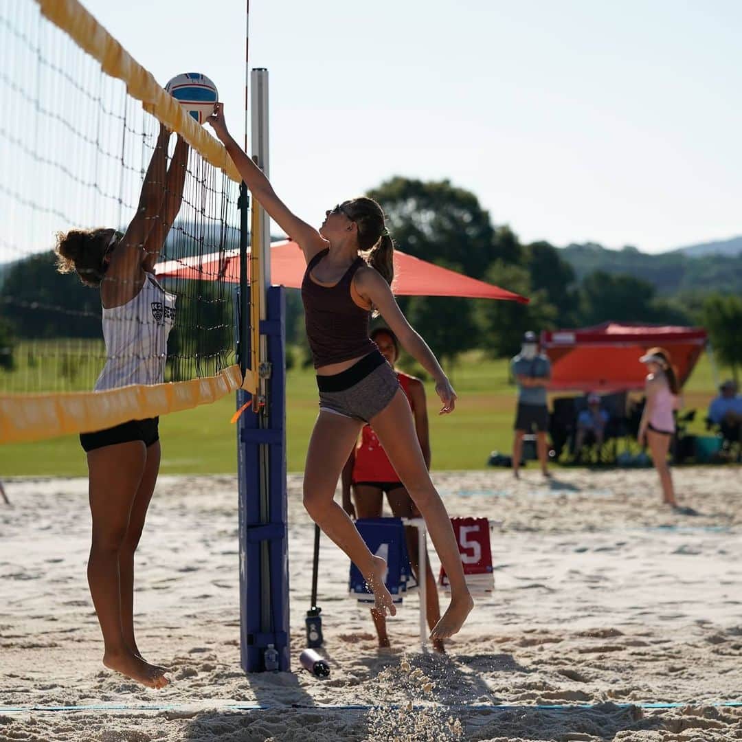 USA Volleyballさんのインスタグラム写真 - (USA VolleyballInstagram)「Scenes from Days 5 and 6 of the USA National Beach Tour Jr Nationals in Huntsville, Ala. ❤⛱🏐 - - - 📷 @quadcphotography  @huntsvilleparksandrecreation @rallyvolleyball」7月27日 23時55分 - usavolleyball