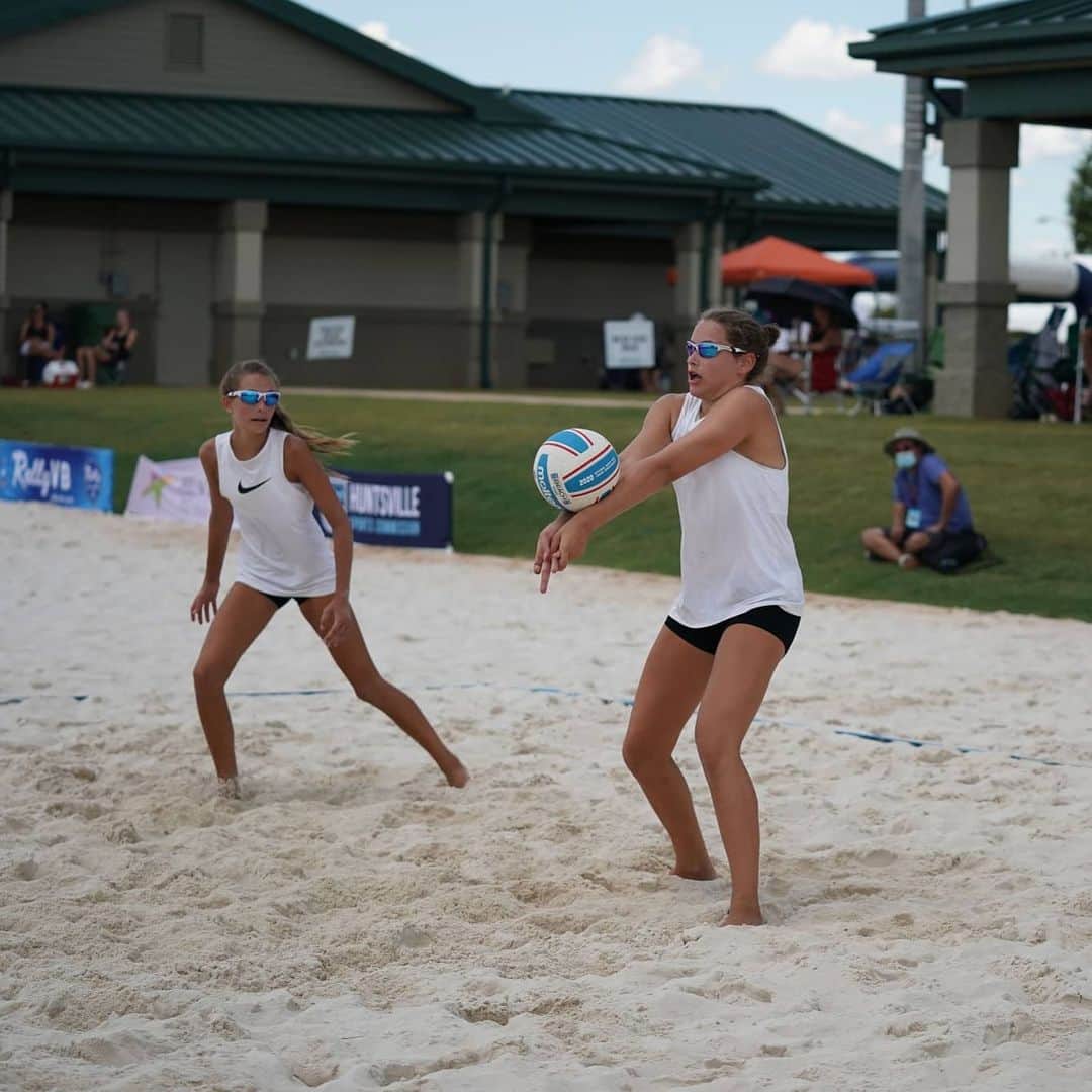 USA Volleyballさんのインスタグラム写真 - (USA VolleyballInstagram)「Scenes from Days 5 and 6 of the USA National Beach Tour Jr Nationals in Huntsville, Ala. ❤⛱🏐 - - - 📷 @quadcphotography  @huntsvilleparksandrecreation @rallyvolleyball」7月27日 23時55分 - usavolleyball