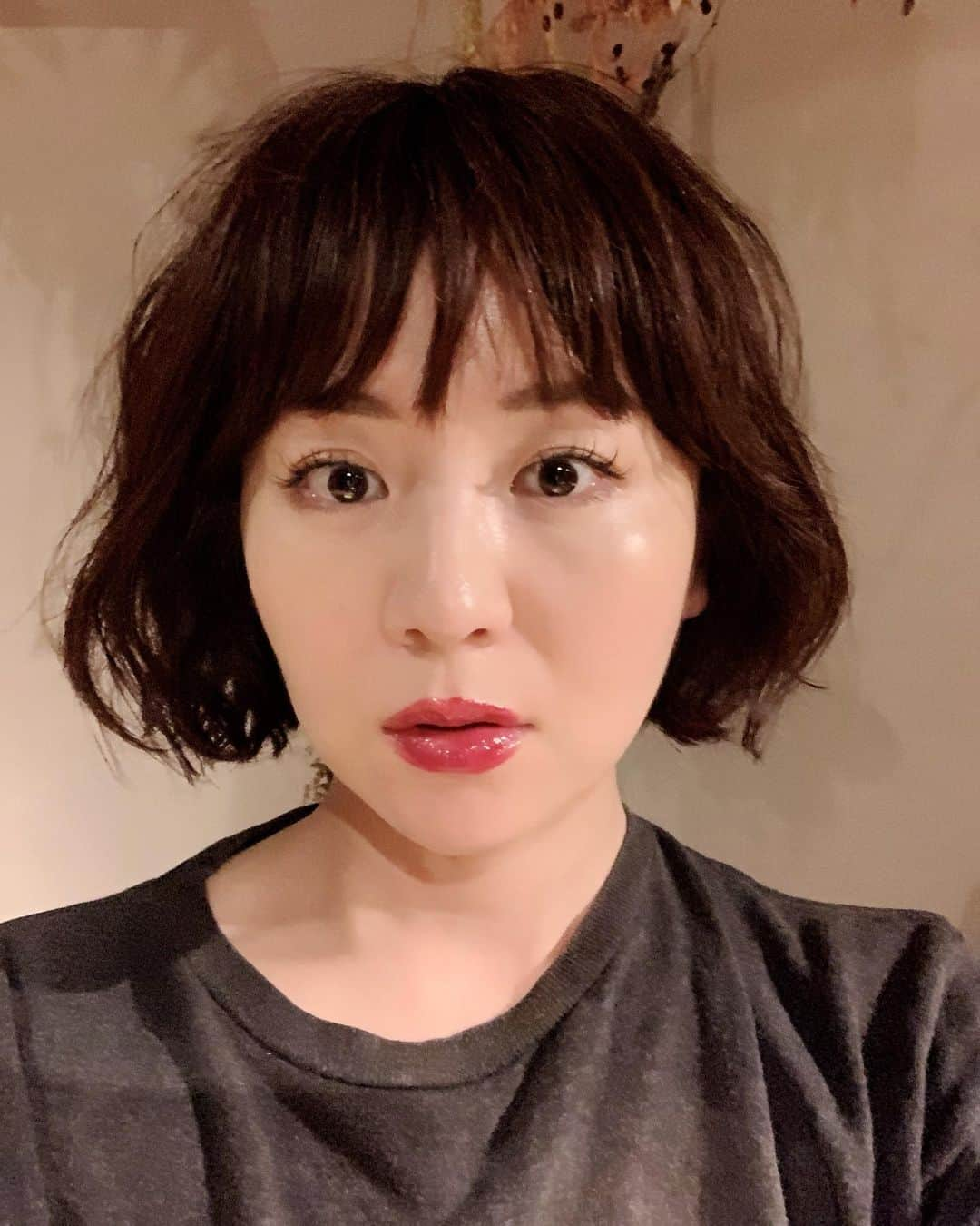 大橋未歩さんのインスタグラム写真 - (大橋未歩Instagram)「「自分ができること」 と 「自分が好きなこと」 どちらを軸に仕事に就けばいいかという 話題が出た。  そもそも私には「自分にできること」があまり無い気がする。むしろ 「自分にできないこと」がたくさんあって、それをなんとかしたくて、選択して生きてきた気がする。  私は話すのが苦手で、空間から 置いてけぼりになることがよくあった。 その疎外感や気恥ずかしさや いたたまれない気持ちは いかんともしがたかった。  でも、司会や進行役が 話題を振ってくれたり 相槌で少し肯定してくれるだけで 空間に居場所が見つかって とてもとても救われた気持ちになった。  お笑い番組で「大橋さんだけが笑ってくれてて嬉しかった」と芸人さんに言われたことがある。 素直に面白いと思ったから笑ったのだけど、やっぱり、笑って肯定したいと思ったのだと思う。それは、私が肯定されたかったから。居場所が欲しかったから。  「自分にできないこと」と1つ1つ 向き合った結果、少し自分のことが 好きになって、自信も少し持てるようになって、「自分の好きなこと」が見つかって、それが次の仕事に繋がって。  そんな感じなのかなあ、自分の場合。  と、考えてみた夜なのでした☺️  ちなみに全然関係ないけど 今の髪型は パルプフィクションのミアか レオンのマチルダ、意識してますww  自己を客観視するのは　 やはり難しいっす🤣  #パルプフィクション #レオン #gojimu  #マツコデラックス  さんは 委ねるとおっしゃってましたね☺️」7月27日 23時51分 - o_solemiho815