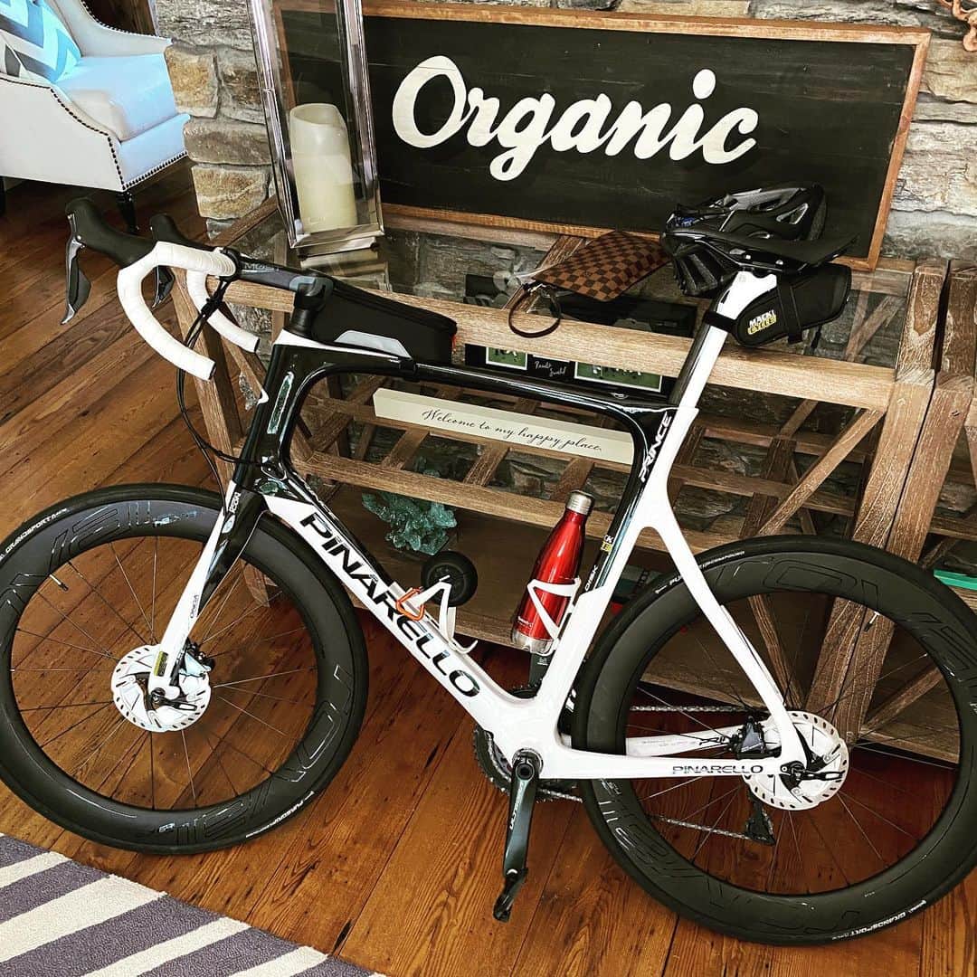 レイ・アレンのインスタグラム：「Motivation is what gets you going, habit is what keeps you going! #pinarello #organic #ridetilidie #cyclinglife #62cm #34milestoday」