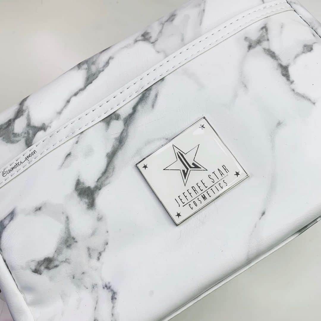 Jeffree Star Cosmeticsさんのインスタグラム写真 - (Jeffree Star CosmeticsInstagram)「Throw it in the bag💦 @cosmetics_qween  showing off our white marble makeup bag from the #cremated collection 🖤🕊 #jeffreestarcosmetics」7月28日 0時03分 - jeffreestarcosmetics