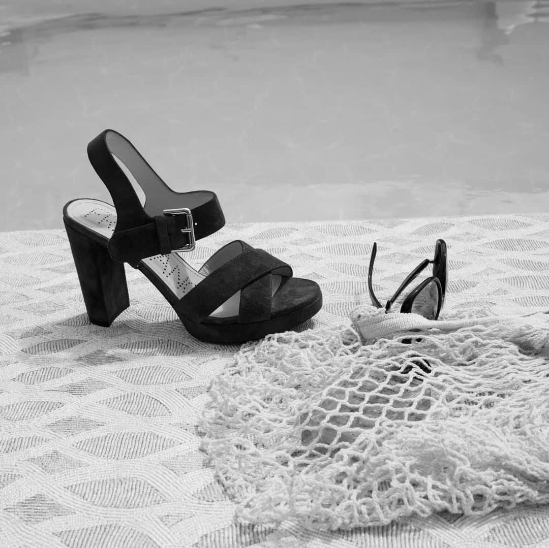 フリーランスさんのインスタグラム写真 - (フリーランスInstagram)「La sandale Elisa 7 cross est minutieusement réalisée en France à partir de cuir velours noir.⁠ ⁠ The Elisa 7 cross sandals are meticulously Made in France from a black suede. Their design is both feminine and assertive.⁠ ⁠ `#FreeLance #PieceOfArt #Fashion #PassionShoes #ShoeLover #MadeInFrance #ShoeLife #SS20 #Summer⁠」7月28日 0時01分 - freelance_paris