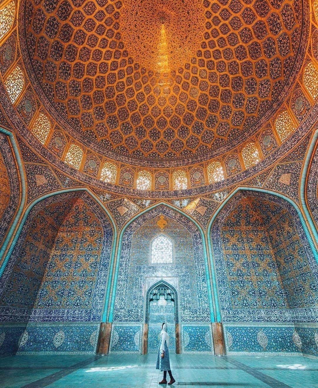 Discover Earthさんのインスタグラム写真 - (Discover EarthInstagram)「"You’ve most likely seen Iran all over the news lately. And it got me thinking once again about how all we ever see about Iran in the media is this negative image tainted by politics. ⠀⠀⠀⠀⠀⠀⠀⠀⠀ But the news and media never paint the whole picture. They only show one tiny fraction of a country. They focus on governments and politicians, but rarely on the rest of the people or the beautiful culture of a place. ⠀⠀⠀⠀⠀⠀⠀⠀⠀ I experienced nothing but warmth, kindness and hospitality from Iranians during my 2 weeks there. And I’ve yet to meet another person who’s been to Iran who disagrees with me on that. What’s more - the culture, history and architecture there are simply incredible. ⠀⠀⠀⠀⠀⠀⠀⠀⠀ But you never see that on the news. ⠀⠀⠀⠀⠀⠀⠀⠀⠀ This page isn’t about politics and I’m far from a political expert, so let’s steer away from that. I simply hope for more peace, open minds and compassion for all the beautiful cultures that co-exist in our world 🙏🏼💙 ⠀⠀⠀⠀⠀⠀⠀⠀⠀ Disclaimer: The current political situation is quite serious as you all know. Please check your country’s official government travel advice for information on travel safety in Iran right now. ⠀⠀⠀⠀⠀⠀⠀⠀⠀ 📍Shah Mosque, Esfahan, Iran  🇮🇷#discoveriran with @thediaryofanomad  #iran #mosque #esfahan」7月28日 0時00分 - discoverearth