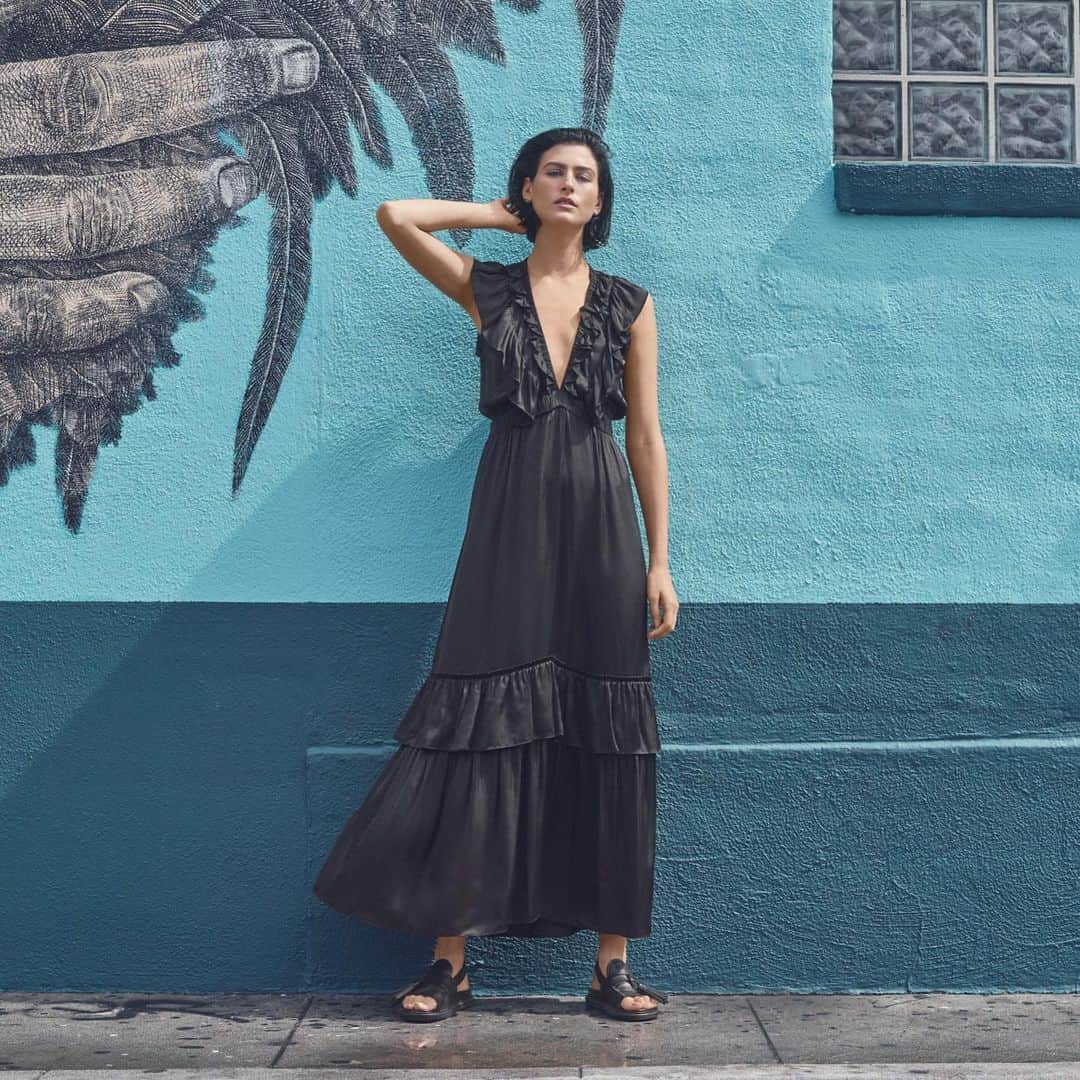 Saks Fifth Avenueのインスタグラム：「The @muntheofficial silhouette that makes the transition from weekend to weekday a breeze.」