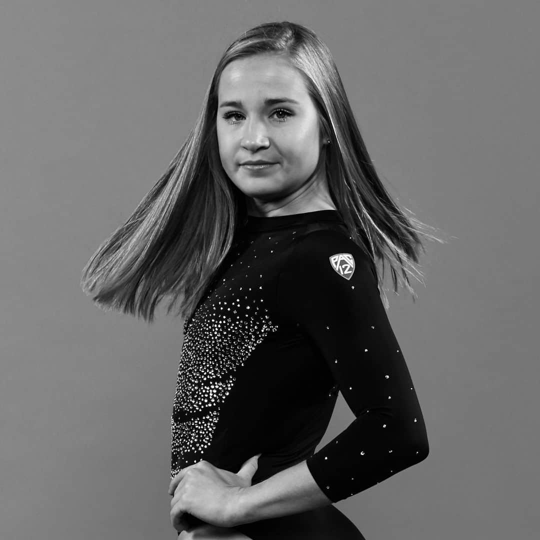 マディソン・コシャンのインスタグラム：「#challengeaccepted  Thank you to my incredible friends @samanthapeszek @felicia_hano @mercedezsanch @kyla_ross96 for nominating me💗  Especially on social media, it’s easy to get caught up in comparing ourselves and picking out our flaws. We are all unique & it’s time to accept ourselves and each other for who we truly are. Let’s open our hearts and keep empowering each other to be the powerful women we were meant to be. There is only one YOU!」