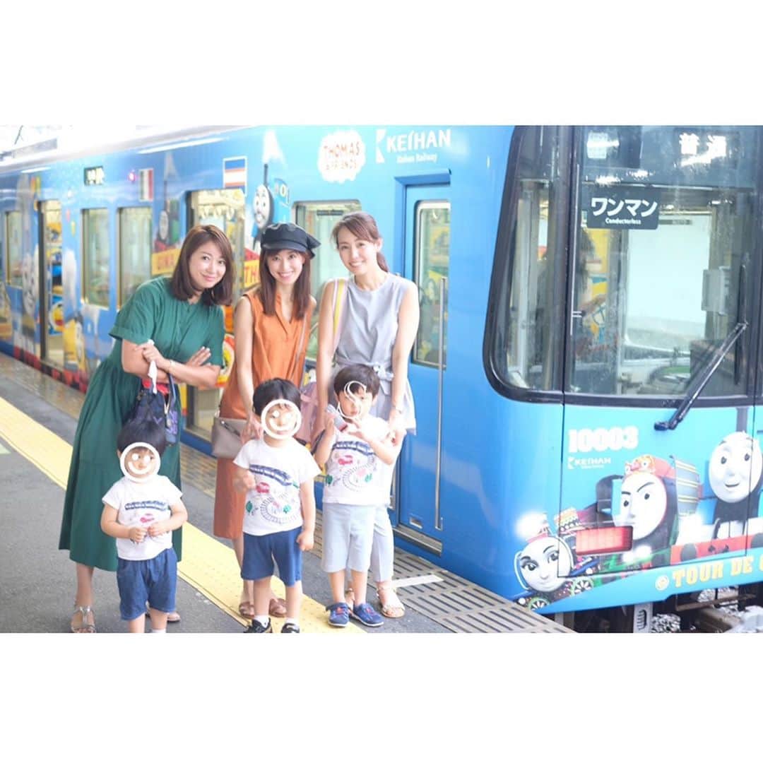 澤野井香里のインスタグラム：「Sの大好きな#トーマス電車 🚃に乗りにお友達と行ってきました╰(*´︶`*)╯﻿ @keihan_railway﻿ ﻿ 2年前に#車両基地 の見学に行って初めて見た時からずっと乗りたがってたので、エレベーターや壁画までもトーマスで目を輝かせてとても嬉しそうにしていて🥺✨ ﻿ 運行区間を往復して友達とバイバイした後もまだ見足りないと次のトーマス列車までホームで45分待ち😂﻿ ﻿ 再び到着すると、前から見たり横から見たり、連結部分をまじまじ眺めてたり笑﻿ 車掌さんに帽子もかぶせて写真撮影もしてもらい大満足❤️﻿  #富士急ハイランド　にある#トーマスランド　🎡もいつか連れてってあげたいなぁ♪ @thomasland_official  ﻿ この電車は今月いっぱい#京阪電車 の枚方駅〜私市駅の#交野線 で走ってますょ^ - ^ ﻿ #ks_20✨ #ks_osaka✨ #京阪電車　#トーマス電車　#機関車トーマス　#関西ママ #京都ママ #女の子ママ #男の子ママ　#ママライフ　#年少　#4歳　#1歳　#子鉄　#子鉄ママ  #子鉄ママと繋がりたい # S⭐️_ #M🍒_  #s⭐️m🍒」