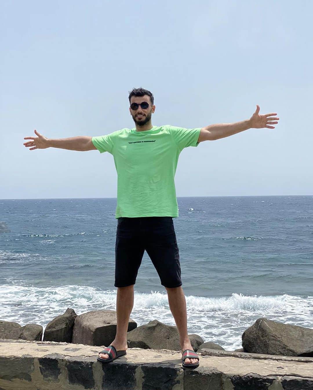 オマル・アッ＝ソーマのインスタグラム：「فرحتي بالبحر غير 😎」