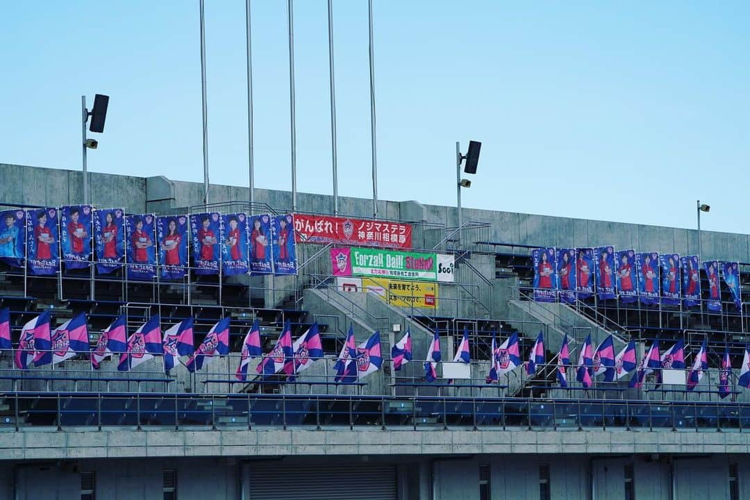 小林海青さんのインスタグラム写真 - (小林海青Instagram)「ホーム開幕戦🏟 バックスタンドには103本のフラッグ。 リモートマッチだからこそ出来る企画をクラブが考えてくれて、ファン・サポーターの皆さんのおかげて実現しました。 本当に沢山の応援、ありがとうございます。 また1週間良い準備します。 . 昨年5月に怪我をして以来、1年2ヶ月ぶりのギオンスタジアムでした。 ただいま！」7月28日 0時14分 - umiao_17