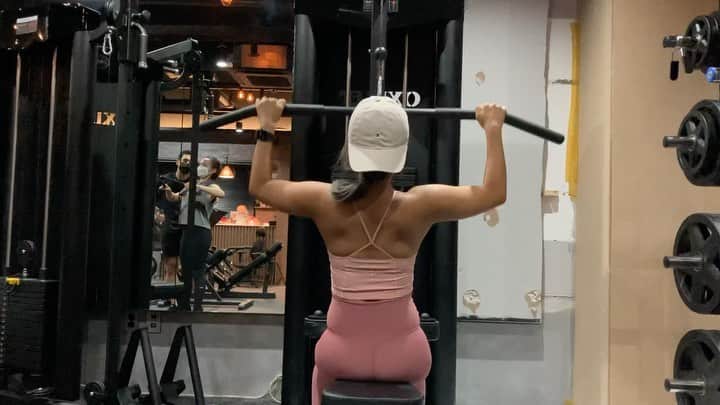 キム・ダヘのインスタグラム：「보인다,,, 등 음영,, 🙄🔥 살들이 더 빠져주면 조캐따」