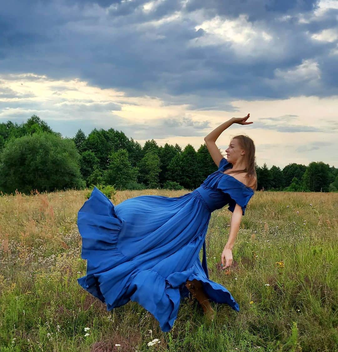 メリティナ・スタニウタさんのインスタグラム写真 - (メリティナ・スタニウタInstagram)「" Грозовой перевал "  ⠀ 🦋  #samsungbelarus #galaxyzflip #summer #blue #dress #girl #belarus」7月28日 0時22分 - melitinastaniouta