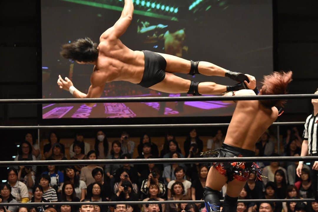 上野勇希さんのインスタグラム写真 - (上野勇希Instagram)「少し線が細くて、短いブーツでふくらはぎがが出てた頃のドロップキック  #ddtpro #上野勇希」7月28日 0時18分 - dna_ueno