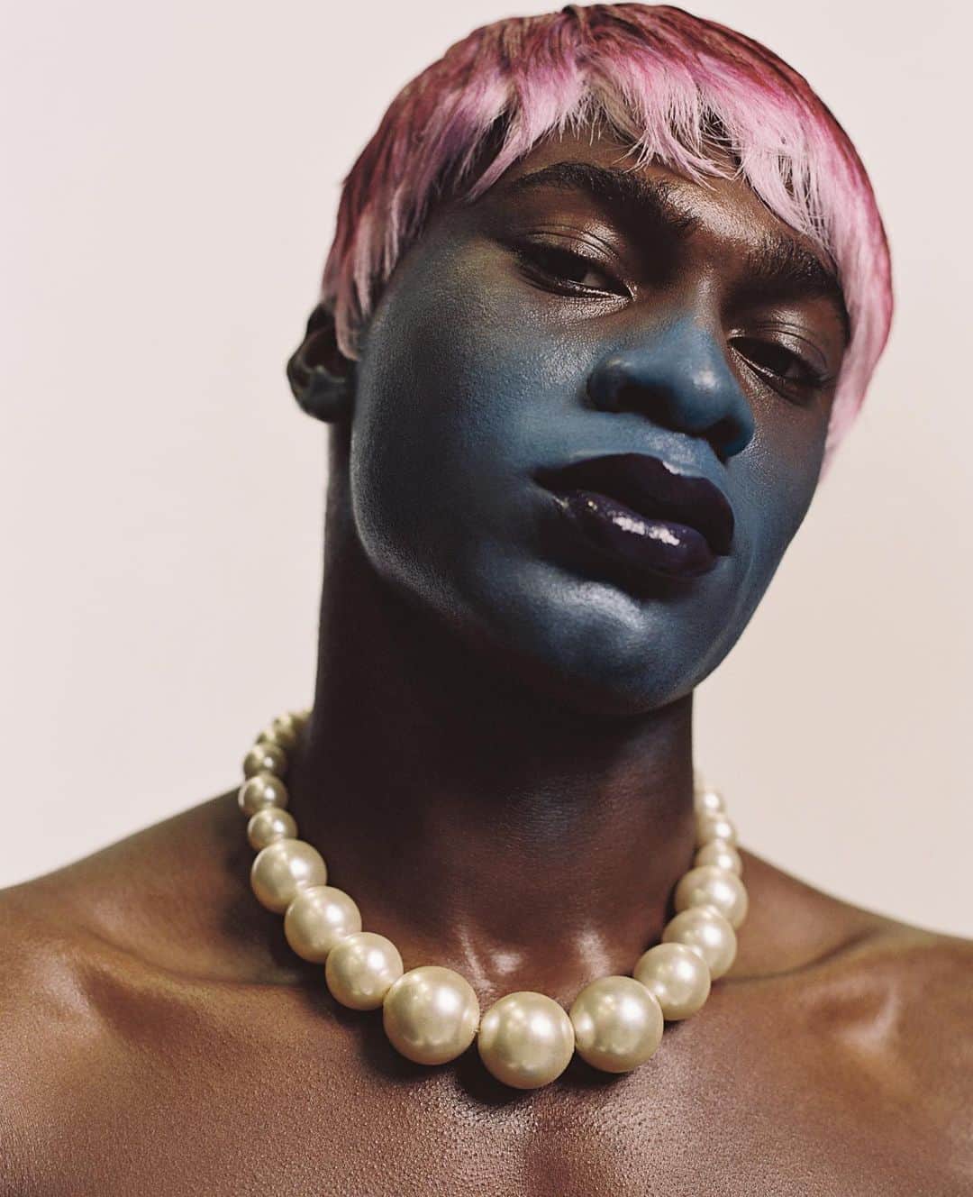 LOVE MAGAZINEさんのインスタグラム写真 - (LOVE MAGAZINEInstagram)「As part of @pam_boy’s manifesto, he commissioned @williamcult to discuss the meaning of Black hair. Ndatira writes, ‘To quote Chris Rock’s ‘Good Hair’ documentary (2009): “The more relaxed your hair is, the more relaxed white people are around you. Nappy makes whites unhappy.”’ He goes on to explain, ‘Black hairstyles can still be discriminated against in the workplace. The US army only allowed braided hair with its uniforms after 2017. From the late ‘80s people started using weaves, a costly and time-consuming process of sewing hair into the scalp. This is a business which generates $90 billion a year. A weave with Brazilian hair can set you back thousands of dollars and take up to four hours in a salon chair. Weaves are also status symbols, like a designer bag of expensive shoes.’  #LOVEDiaries, including @pam_boy and @bior_elliott’s complimentary publication, will hit newsstands on 4th August 🗞  Photographer @campbelladdy Fashion editor, art director and writer @williamcult Hair @vpintomoreira  Make-up @ammydrammeh」7月28日 0時19分 - thelovemagazine