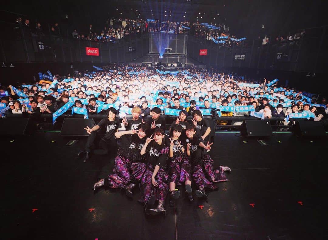 クボナオキのインスタグラム：「【2020.7.27】 #今年の2月6日にギター弾いた #26時のマスカレイドのワンマンLIVE #楽しかったなあ #ニジマスちゃんは結成当初から曲作らせて貰っていて #ふと今日TVつけたら出てた #まだ赤ん坊のような子達だったのに #いつの日か大人になってて #とっても立派なアーティストになってて #クボのおじさんは #誇らしい限りです #明後日新曲出るよ #とっても良い曲だから皆さん是非チェック #一緒にニジマス応援するぞー # # #クボはギタリストとして #曲を作る事が多いけれど #音楽を始めたきっかけはピアノ #そんなピアノを今日は沢山弾いた #すぐ解禁されるので #お楽しみに # #  #クボにとって日付変更線は #太陽が昇るまでなのです #うん #またやっちまった #作業してたらうっかり #継続は力だよね頑張るぞ #また明日ね #クボスタグラム」