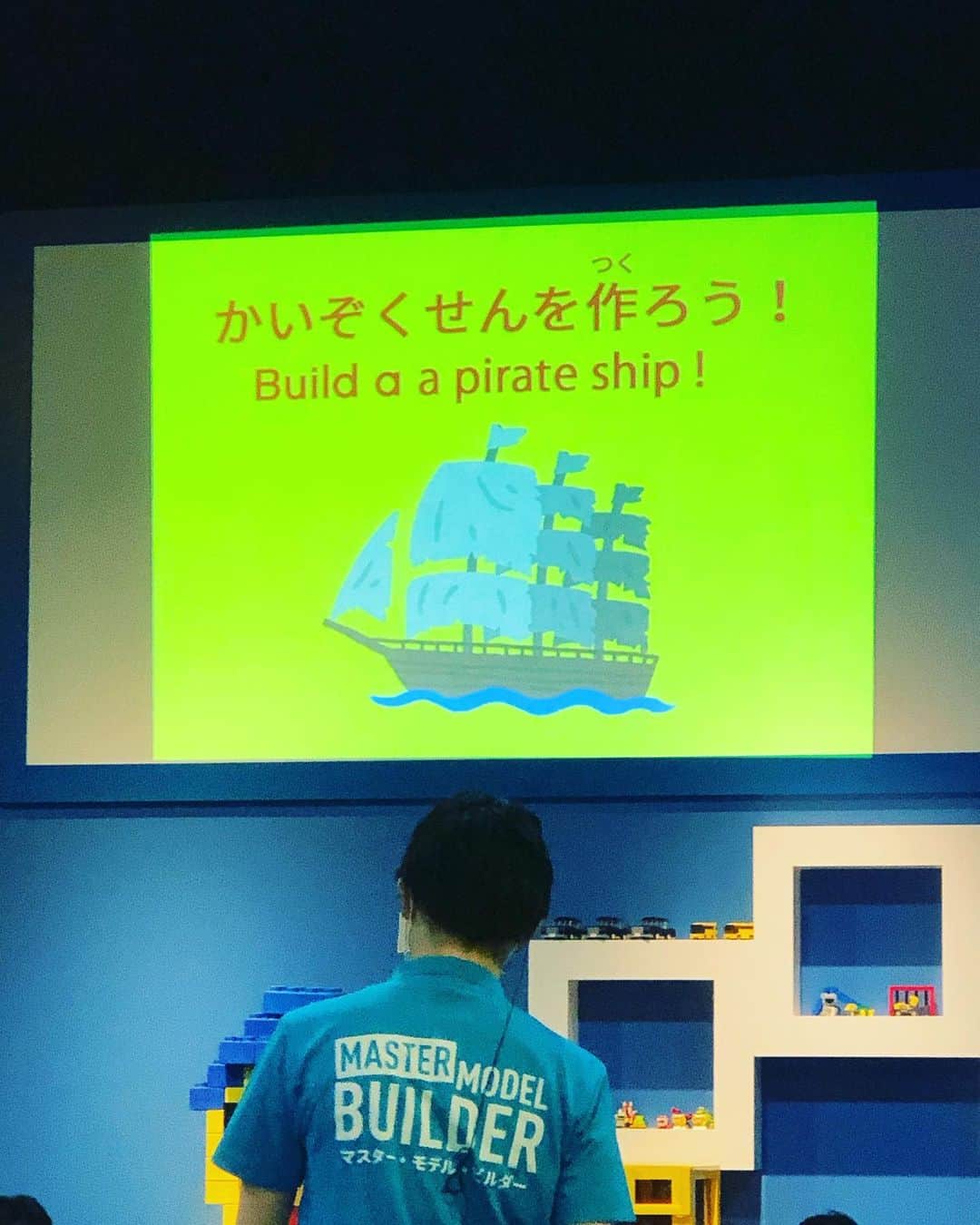 堤太輝さんのインスタグラム写真 - (堤太輝Instagram)「レゴランド・ディスカバリー・センター東京✨ 世界で13人しかいないレゴブロック職人の『マスターモデルビルダー』 日本には2人しかいない😵 そのうちの1人がお台場にいる‼️ たてぴーさん👏✨ レゴブロックでなんでも作ります。 たてぴーが子供達とレゴワークショップをやってくれてるよ‼️‼️ ていうか超凄い人なんだ😭 たてぴーは、もっと日本中に知られいいよ。。 今回のワークショップは海賊舟🏴‍☠️ たてぴーからパーツを受け取り子供達が作っていく。 そりゃ完成の時は子供達はニヤニヤが止まらない☺️ 数日たって海賊舟を見せてもらったら、もうジャックスパロウ船長が舟を乗っ取ってたw お台場のレゴランド🎡はこの時期、入場制限をやってるから行かれる方は必ずホームページで確認を😉  #LEGO #legolandtokyo  #legolandodaiba  #レゴ #レゴランド #レゴランド東京  #レゴランドディスカバリーセンター東京  #レゴ海賊  #レゴ海賊舟 #ジャックスパロウレゴ #ジャックスパロウ #かいぞく #legopirates  #legopirateship  #legoworkshop  #legomastermodelbuilder  #マスターモデルビルダー #たてぴー #たてぴーは凄い」7月28日 0時24分 - 223_taiki
