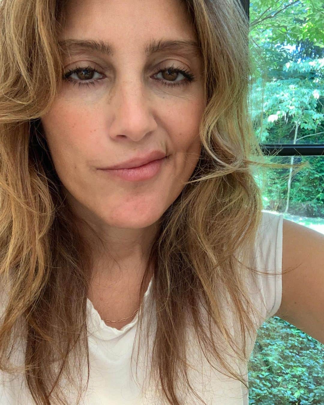 ジェニファー・エスポジートのインスタグラム：「When you put makeup on for a zoom meeting then realize it’s just a conference call. #damnit」