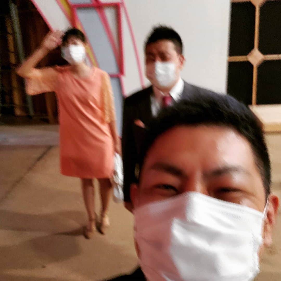 太田芳伸のインスタグラム：「明日７月28日～８月３日まで 吉田裕君リーダーの新喜劇始まりますー . . 久々に『太く清く幸せに』のメンバーに会ったので楽しく写真を撮ってると 清水兄さんが . 清水兄「楽しそうやなぁー」 太田　「はい、久々会ったので！」 清水兄「そうやなぁー」 太田　「あれ？ブレるなぁ、撮るの下手やな俺」 清水兄「・・・・・」 太田　「あれ？やっぱりブレるな笑笑」 清水兄「・・・・・」 啓之　「何してるんですか！笑」 鮫島　「ホンマや！めちゃめちゃブレてる笑笑」 清水兄「・・・・・」 太田　「もう一回撮って良い？笑笑」 清水兄「待ってるけど。」 ３人　「え？」 清水兄「いや、待ってるけど！」 太田　「・・・え、あー、兄さん入ります？」 清水兄「それよ！３人楽しくしてるからさぁ」 太田　「すいません！じゃあ撮りまーす笑笑」 . 兄さん入ってもブレてるなんてすいません。 言えませんでした。皆さん内緒でお願いします。 て事で、見に来れる方来てくださいねー🎵」