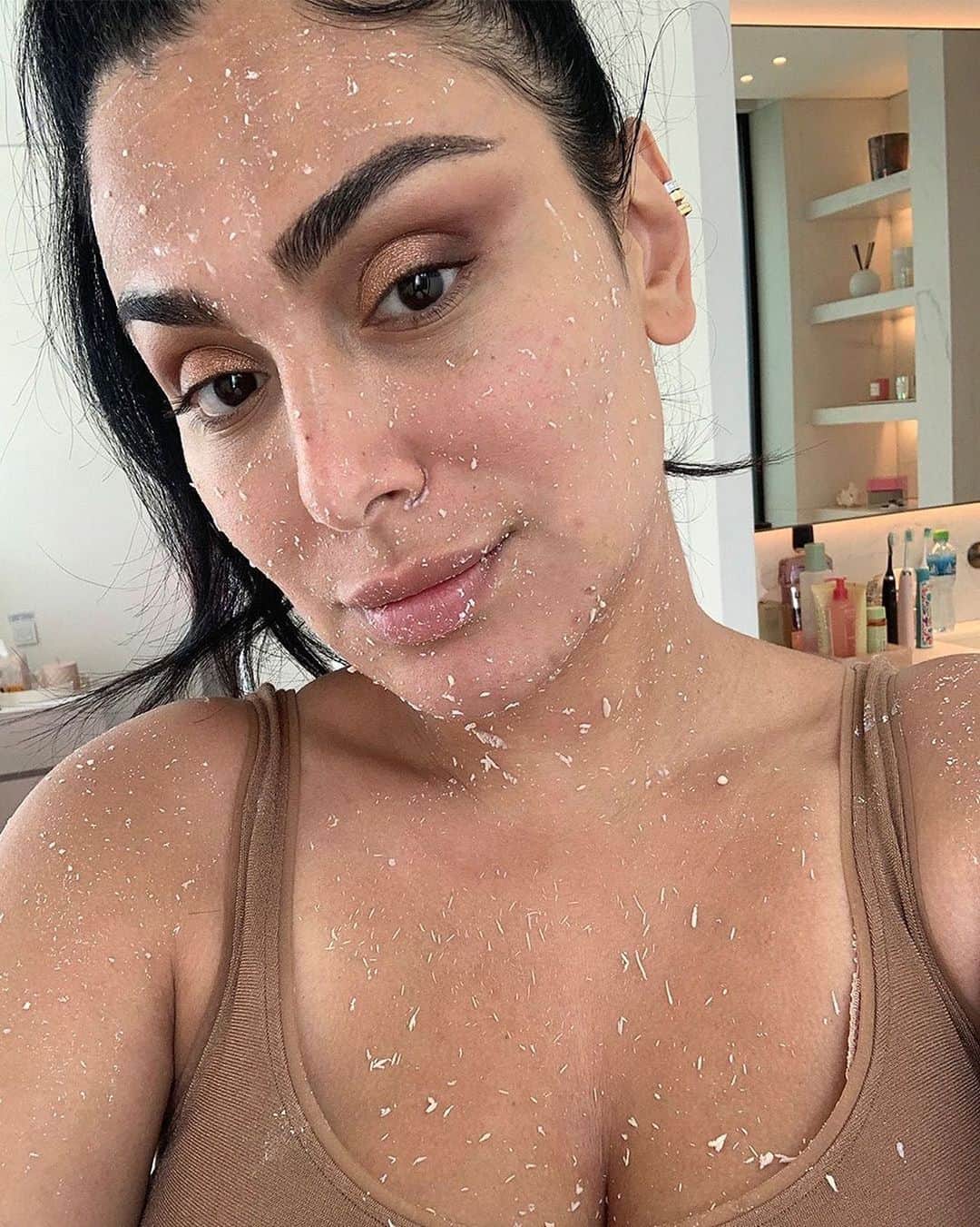 Huda Kattanさんのインスタグラム写真 - (Huda KattanInstagram)「repost @wishfulskin  I skipped a couple weeks of #YOGLOW while I was moving, and BOY did my skin miss it! I used it errywhere and my skin literally came back to life! I could never use scrubs before because I'd always breakout, and now I'm back to daily use* with this one 💛 @huda   *For sensitive skin users, please stick to 1-2 x per week my loves」7月28日 0時32分 - hudabeauty